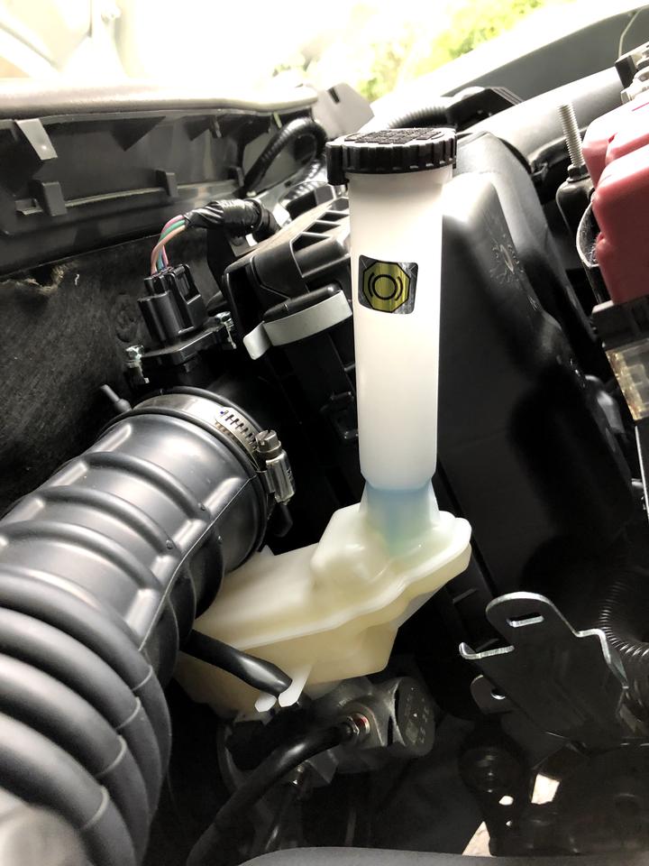 日产轩逸 哪位老司机回答一下，新提的车，今天一行驶就报警，这是要加制动液了？