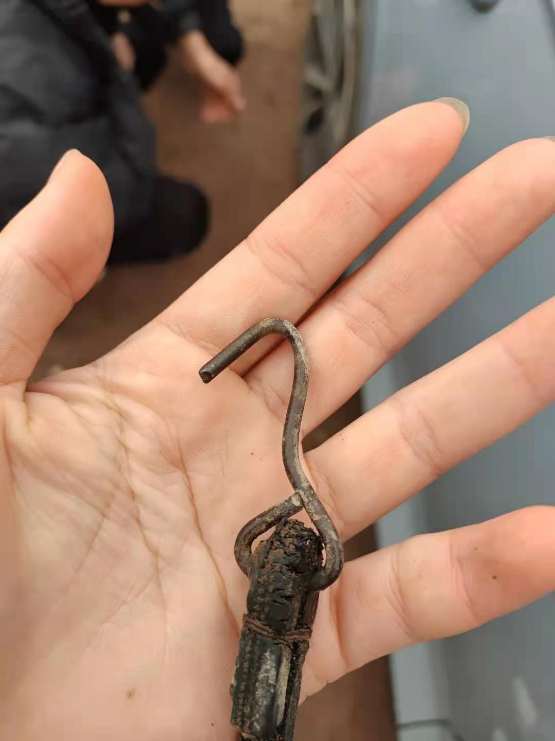 吉利星瑞 轮胎扎了一厘米钉子，抹了洗洁精在伤口有一点小气泡冒出来很少很慢。但是胎压两天了也没有降过，这样的情况需要修补吗