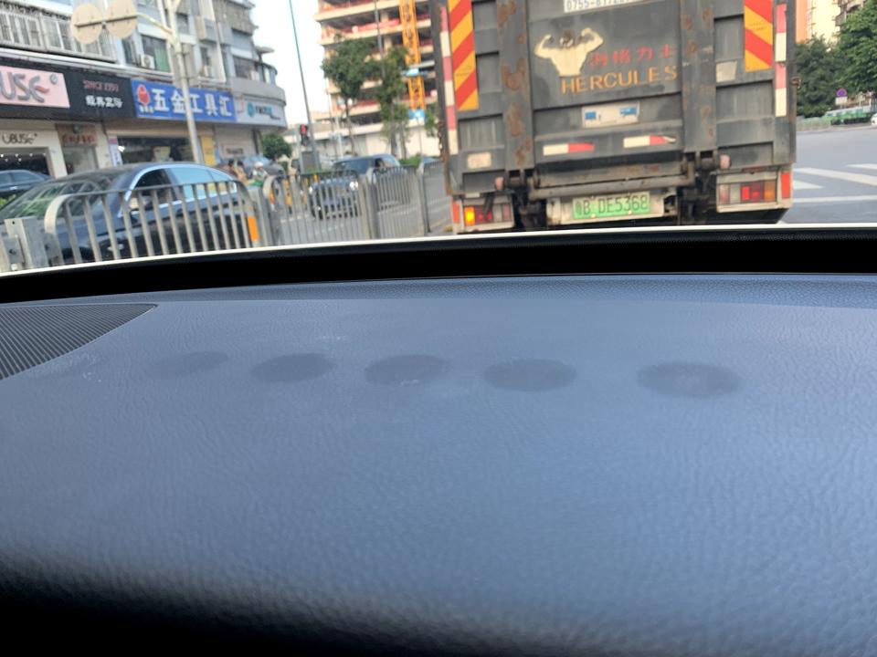 奔驰C级 车友们！这个该怎么解决呢？之前是放了公仔在上面的，现在留下了印