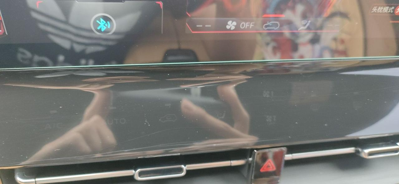 长安UNI-K 2021年七月买的车，十月份发现空调面板开裂一点点，想着还不到一公分就没管他，前段时间发现开裂数量变多裂