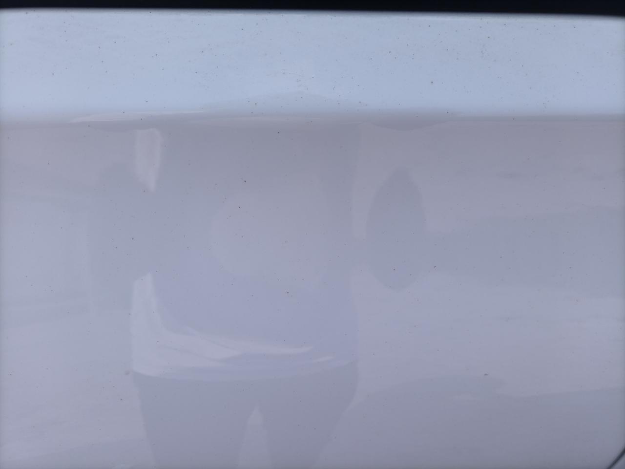 奇瑞瑞虎8 不知各位看得清不清楚  黄色的点点  我朋友说这个正常 这是周围工厂弄出来的灰尘落在车上一段时间就和车漆起反