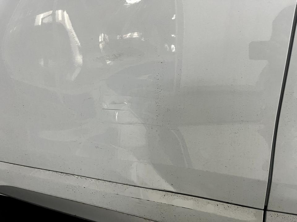 奥迪Q3 新车一血，和一个小五菱蹭了，4s店让我换车门，说是要换车门，说是不建议我修，我该怎么办？