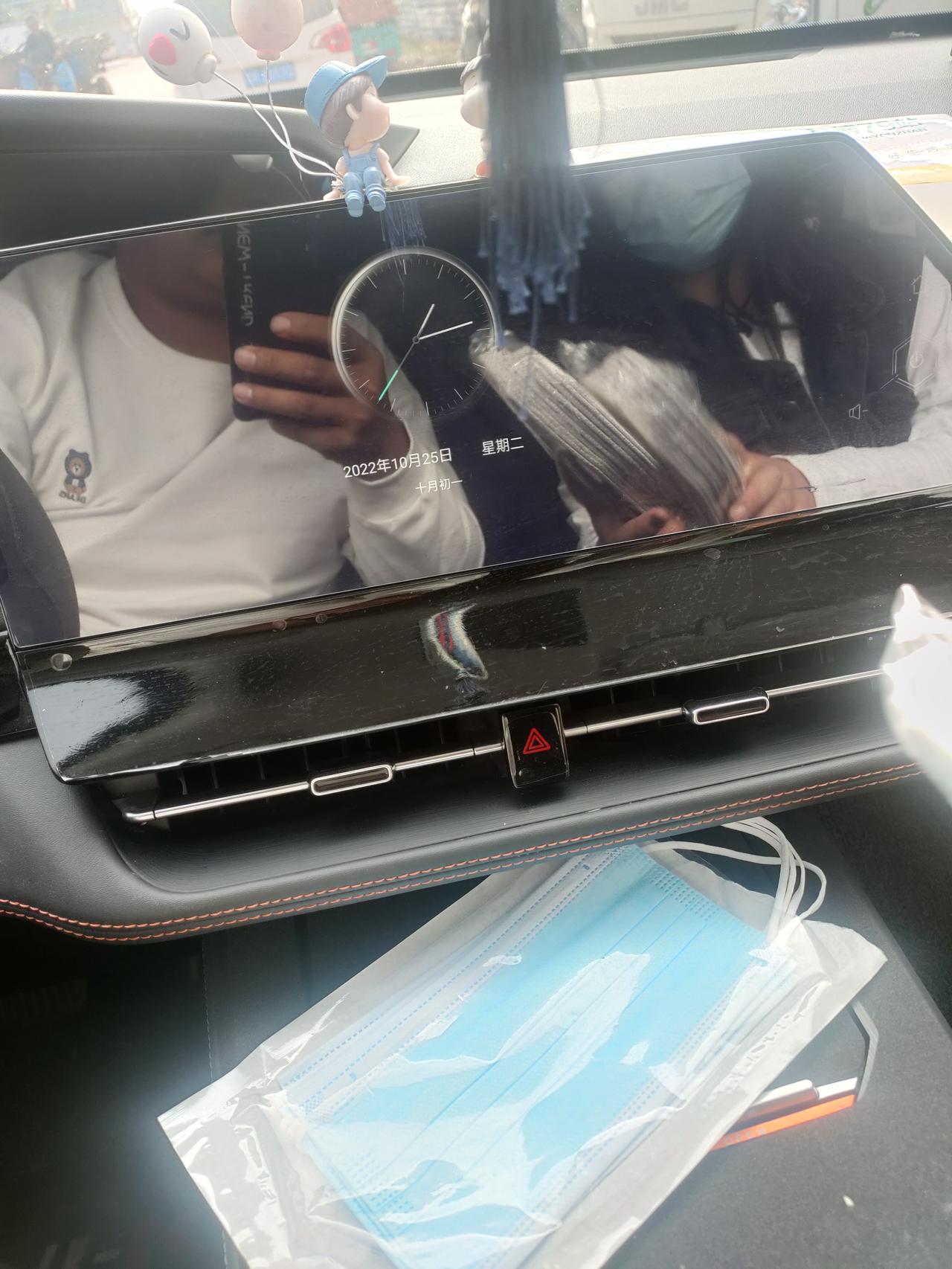 长安UNI-K K 导航屏幕，待机时钟。 用眼睛去看的话，待机就解除了。 这个功能怎么关闭？