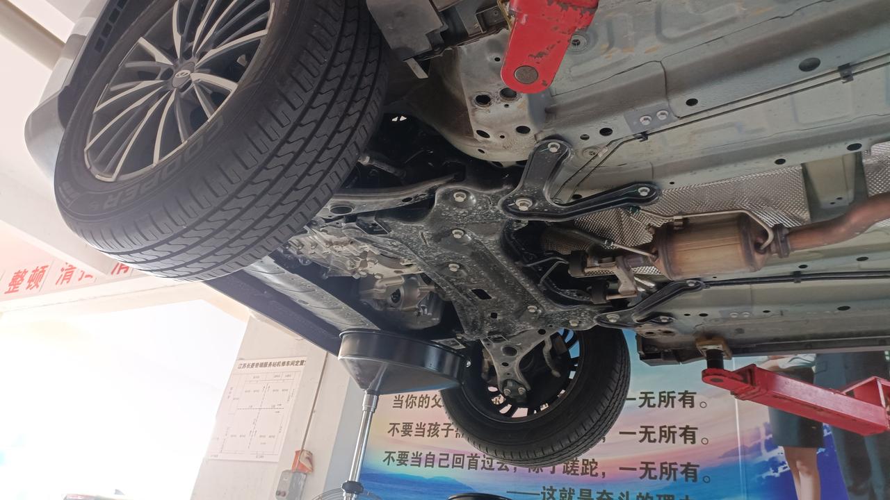 奇瑞瑞虎8 PRO 瑞虎8pro需要额外再喷底盘装甲吗？首保时拍的底盘情况？各位老铁给个意见。