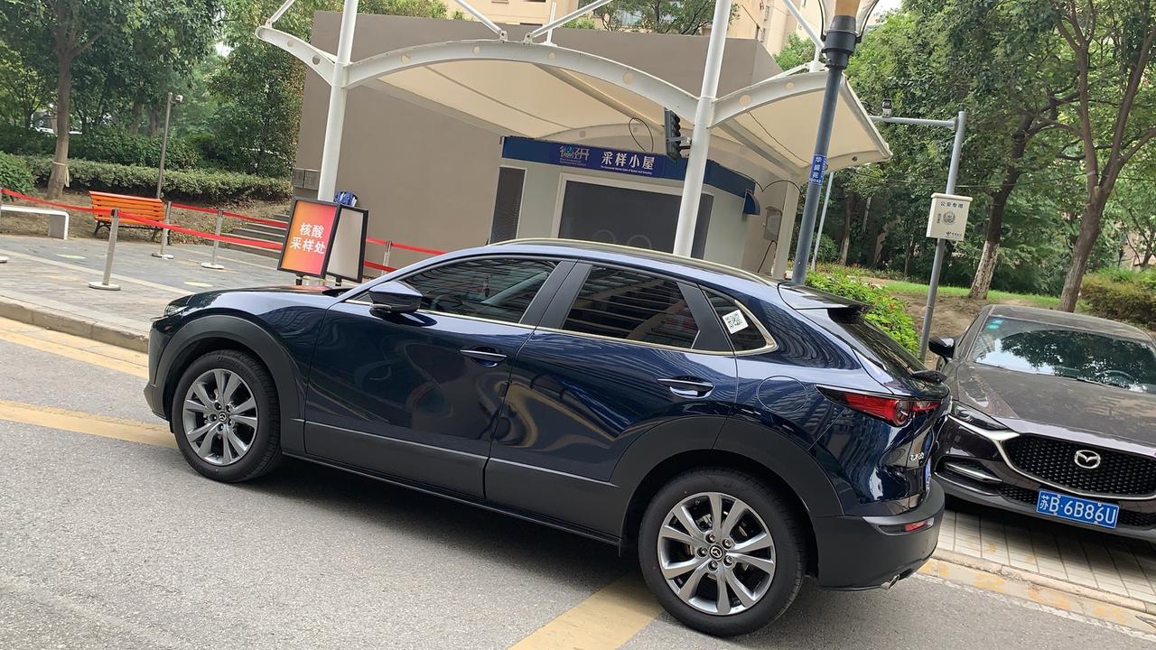 马自达CX-30 这车只要下雨了路上湿的开过就是溅到后座门里边都是泥沙！外面也是很多泥水斑迹！是不是要装挡泥板