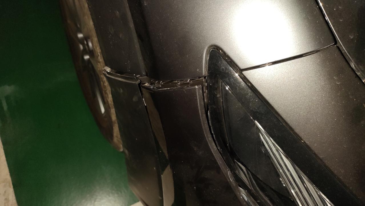 马自达CX-30 各位麻烦帮我看一下，我的保险杠右侧被地锁撬这样了，影不影响再跑个六七十公里？高速 呢？可以不去4S店修