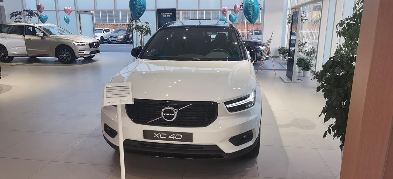 沃尔沃XC40 请问下xc40和s60是同平台么本来考虑S60的，但是档把丑，又喜欢水晶档把，可是xc40好像又太小了，