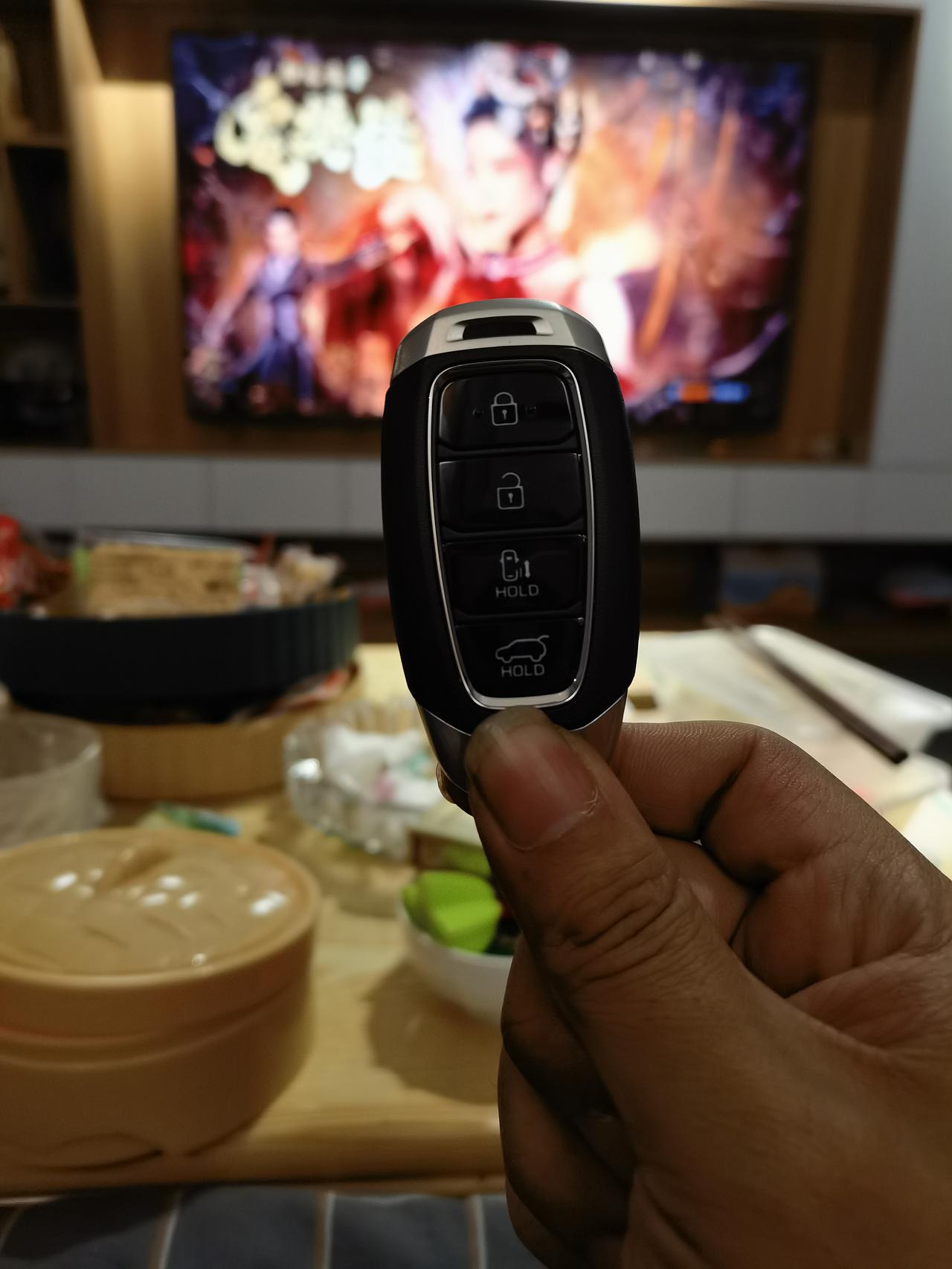 现代库斯途 请问怎么设置开门亮灯呀？二排晚上接孩子，门开了没灯吗？晚上嘿呼呼的