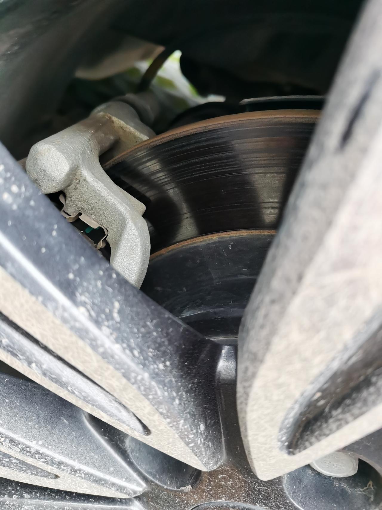 有没有瑞虎8车主我的一样的，刹车片有凹槽   那个懂帮我看看要不要去4s店看看