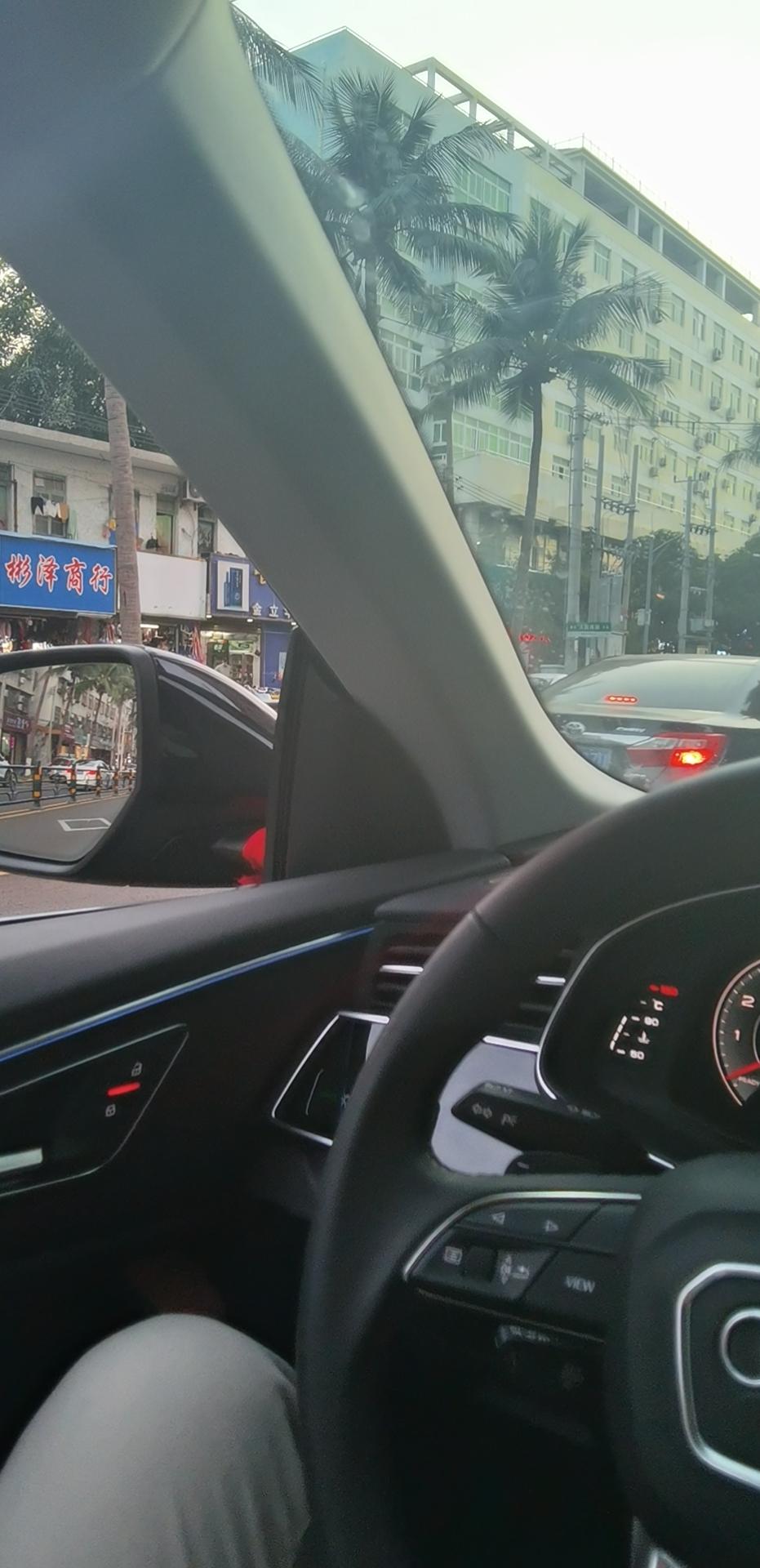 奥迪Q8 我的q8怎么一提回来就往右跑偏，轮胎对调了还是没用