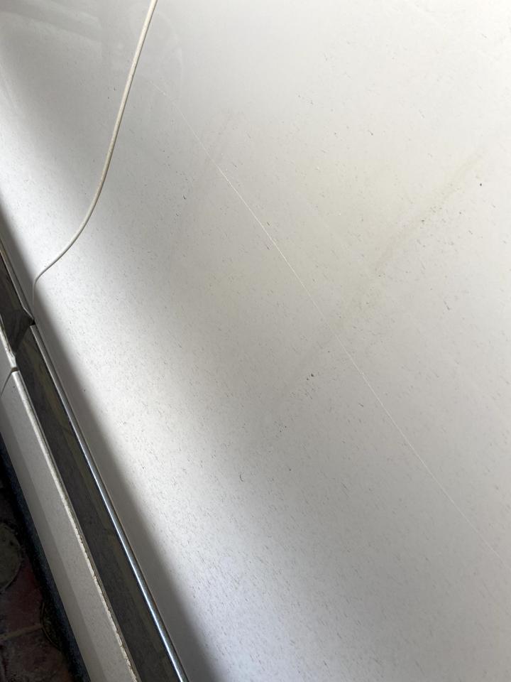 有没有老兄有瑞虎8珍珠白划痕自喷漆没色差的推荐的…… 唉车停在那里被恶意划了，划的最深的一道铁都露出来了