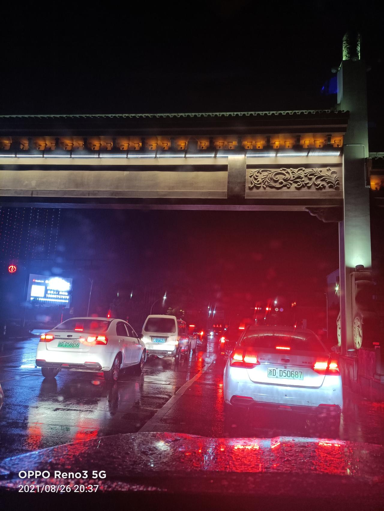 奇瑞瑞虎8 咋回事啊  一开空调就这样  不知道是油膜还是气泡