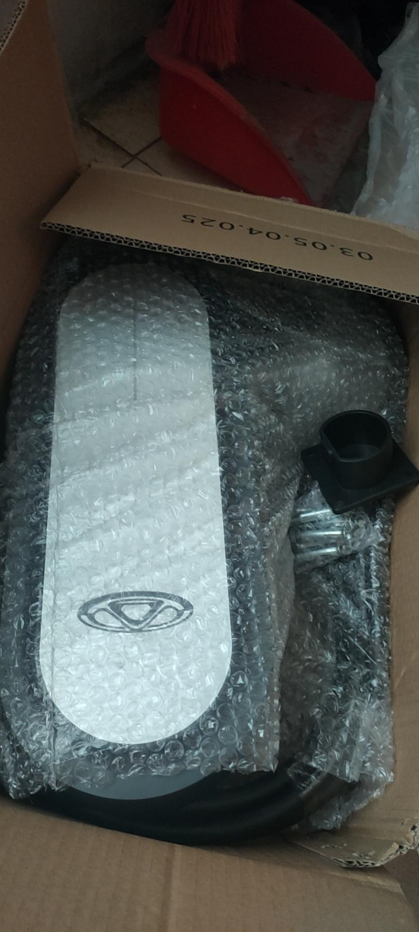 奇瑞瑞虎8 PLUS鲲鹏e+ 充电桩刚回来。好像不太对啊问他们安装视频也没有