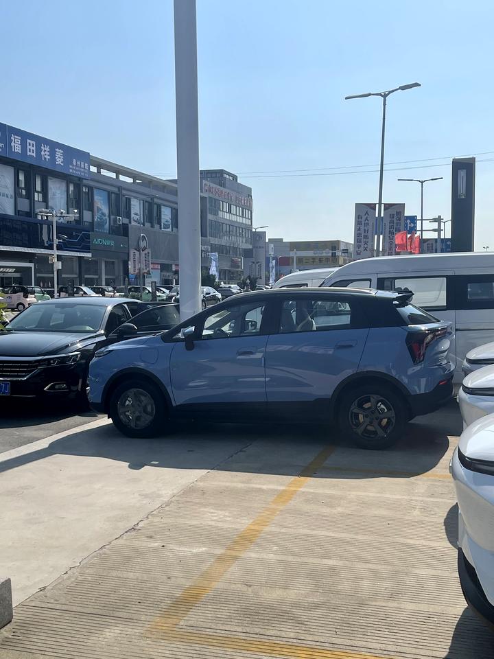几何几何E 为什么我的车锁车，要响好几次，有大概五声，一般不都是响一声吧，哪里出了问题？ 还有这车打开天窗有实体按键吗？