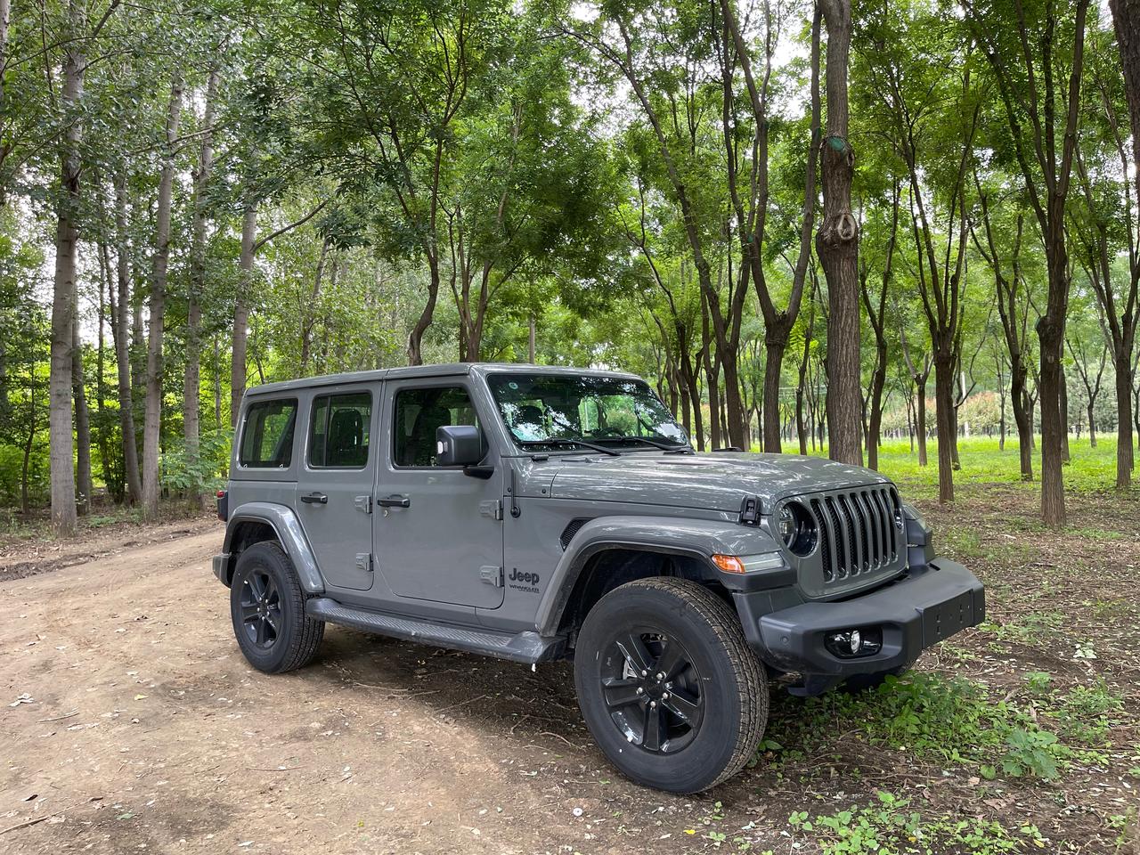 Jeep牧马人 请教一个专业问题，在非铺装路面，挂上分时四驱或者低四后，可不可以打转向？如果打转向角度很大会不会损害分动