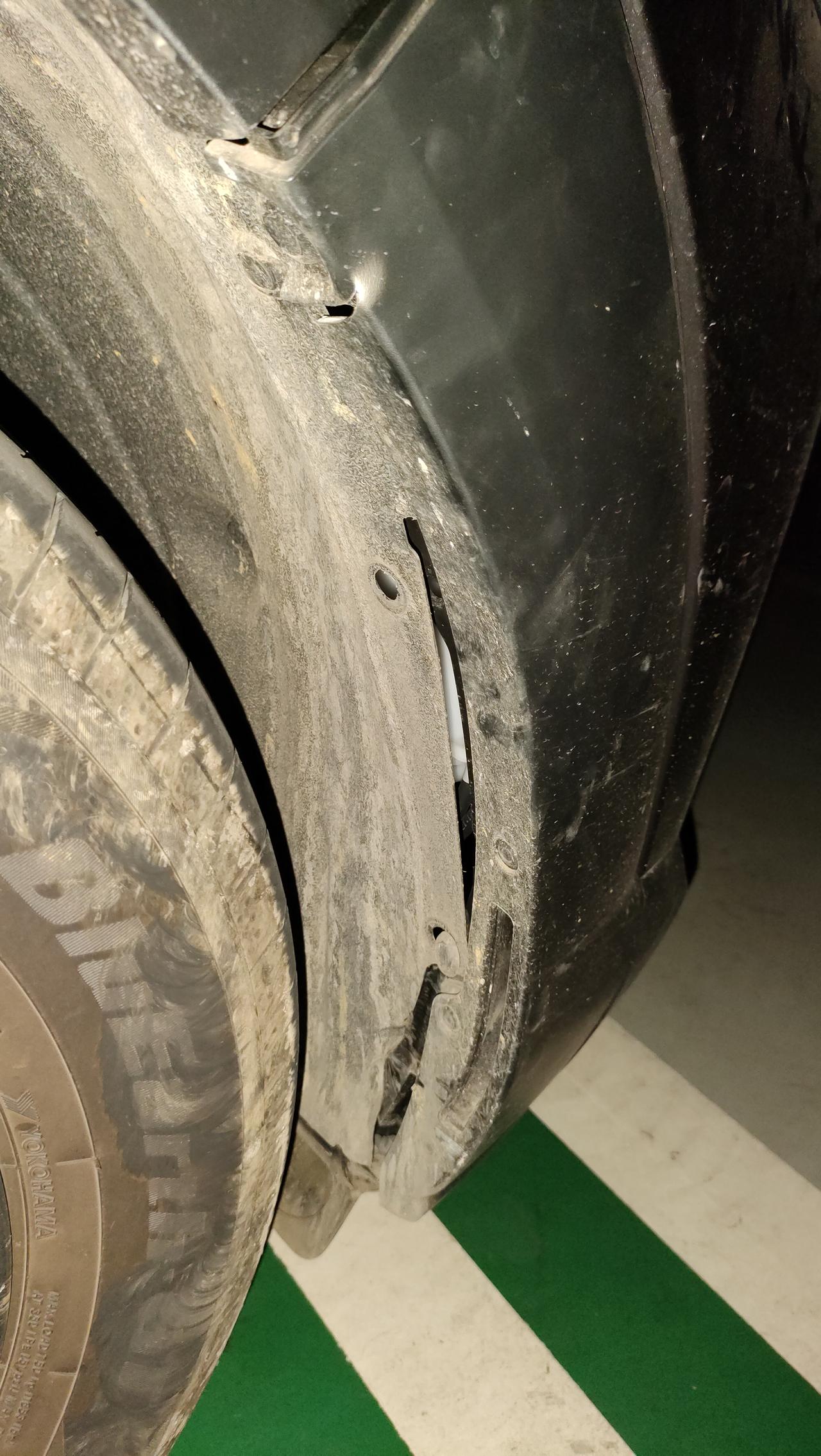 马自达CX-30 各位麻烦帮我看一下，我的保险杠右侧被地锁撬这样了，影不影响再跑个六七十公里？高速 呢？可以不去4S店修