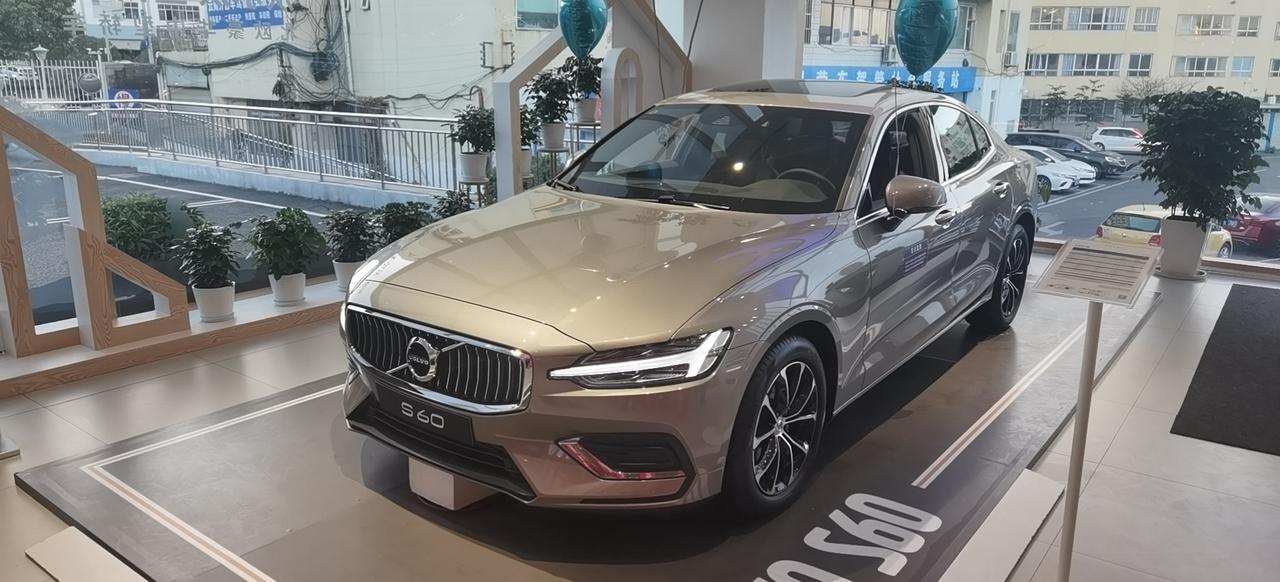 沃尔沃XC40 请问下xc40和s60是同平台么本来考虑S60的，但是档把丑，又喜欢水晶档把，可是xc40好像又太小了，