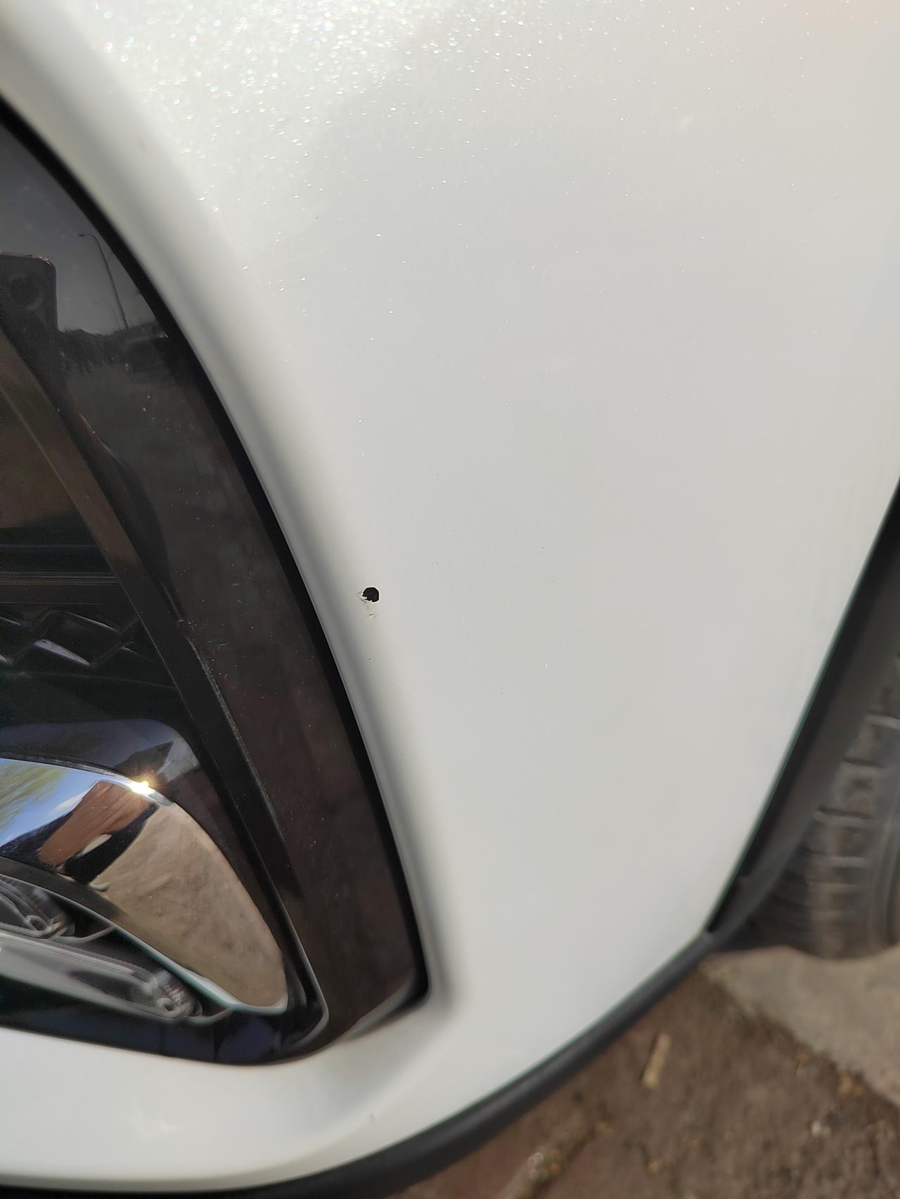 奇瑞瑞虎8 新车1000多公里就保险杠就出现这样的问题，前后都这样，你说前面有可能被石子弹伤，后面保险杠不可能被弹也出现