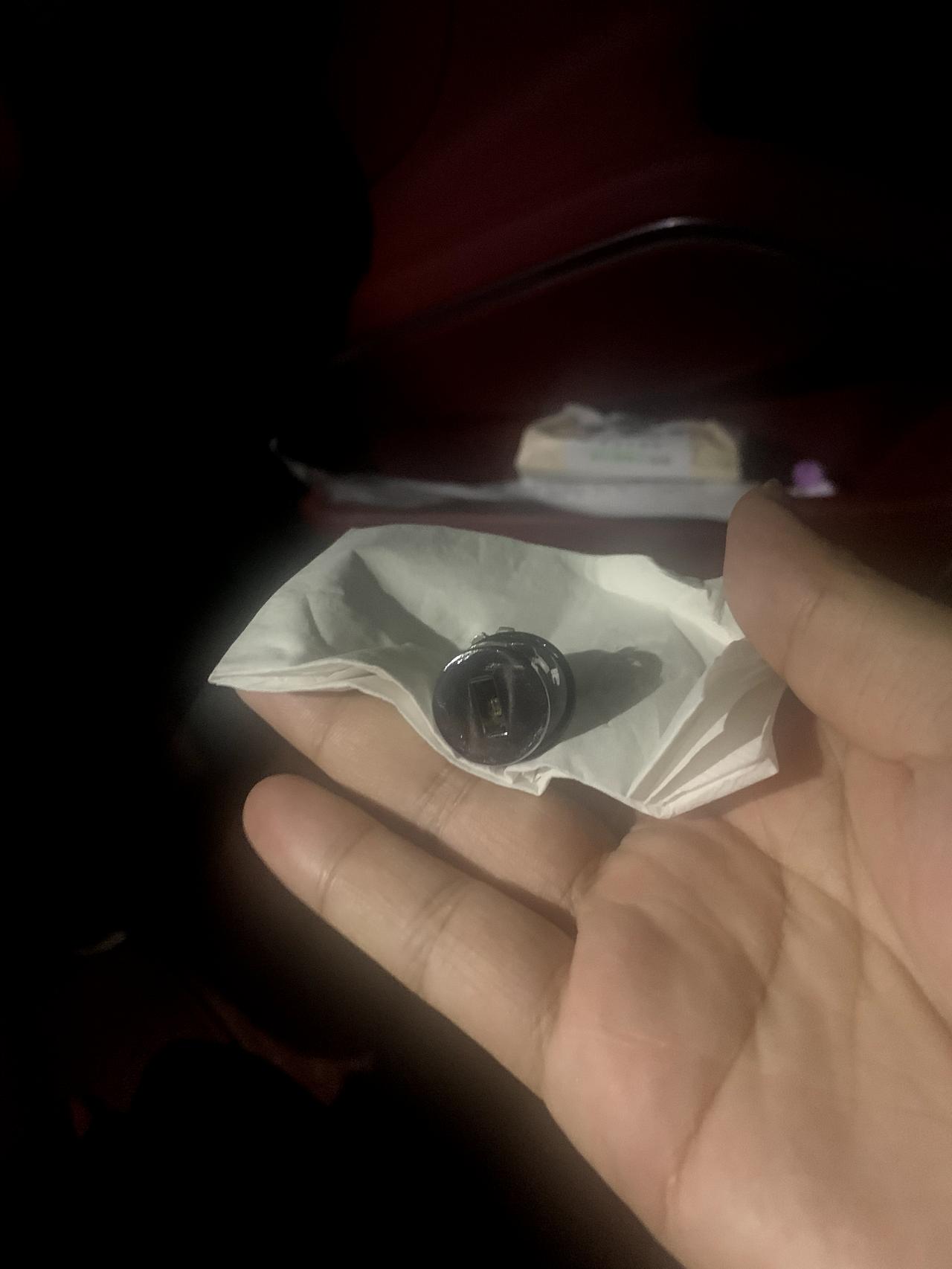 保时捷718 副驾驶储物这边的锁你们掉过么，人都麻了。