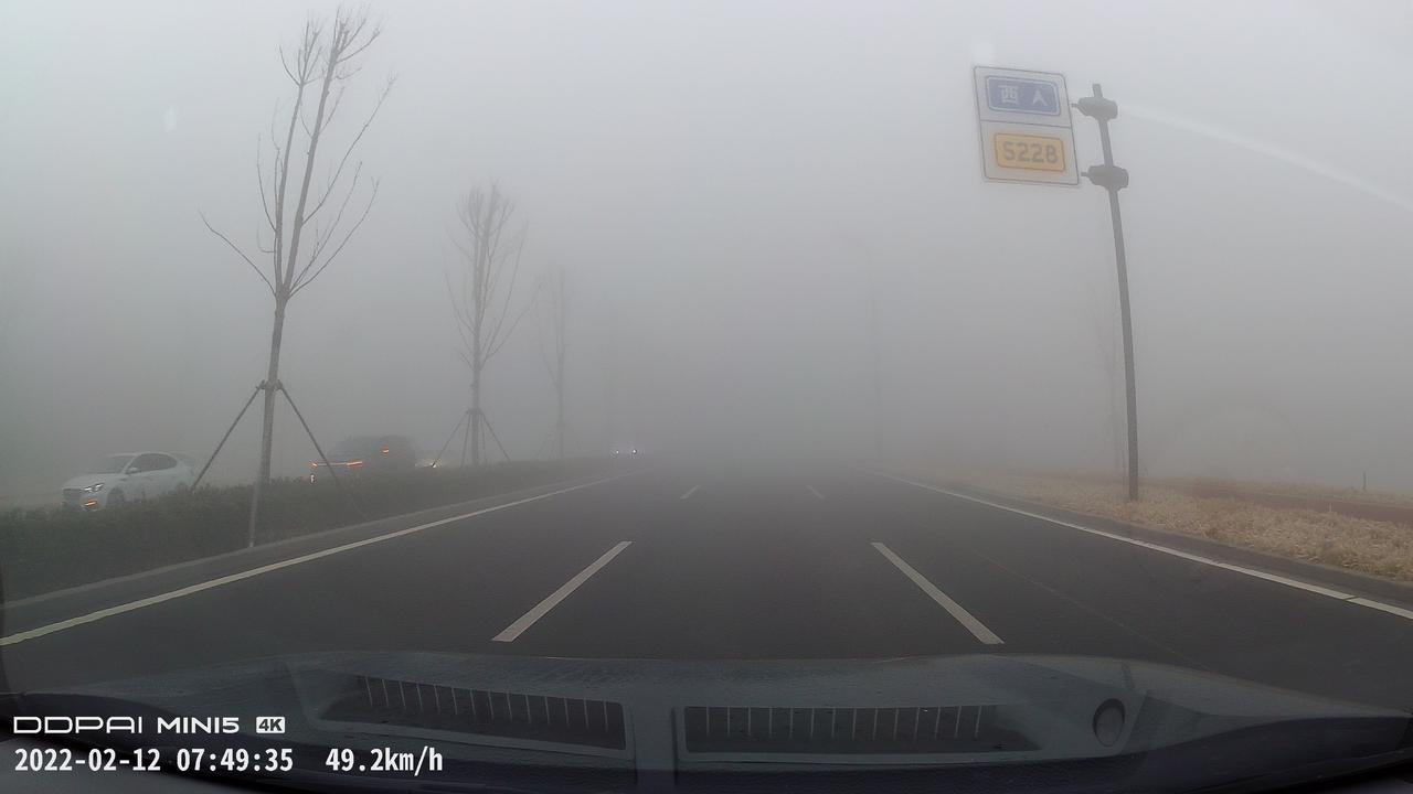 丰田威兰达 自动大灯状态下，无法开启前后雾灯，要切换到示廓灯之后才能打开今天大雾才发现的所有的车都是这样的逻辑吗晚上是不