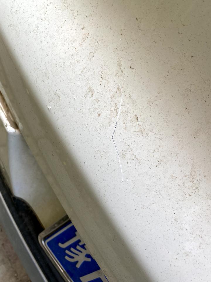 有没有老兄有瑞虎8珍珠白划痕自喷漆没色差的推荐的…… 唉车停在那里被恶意划了，划的最深的一道铁都露出来了