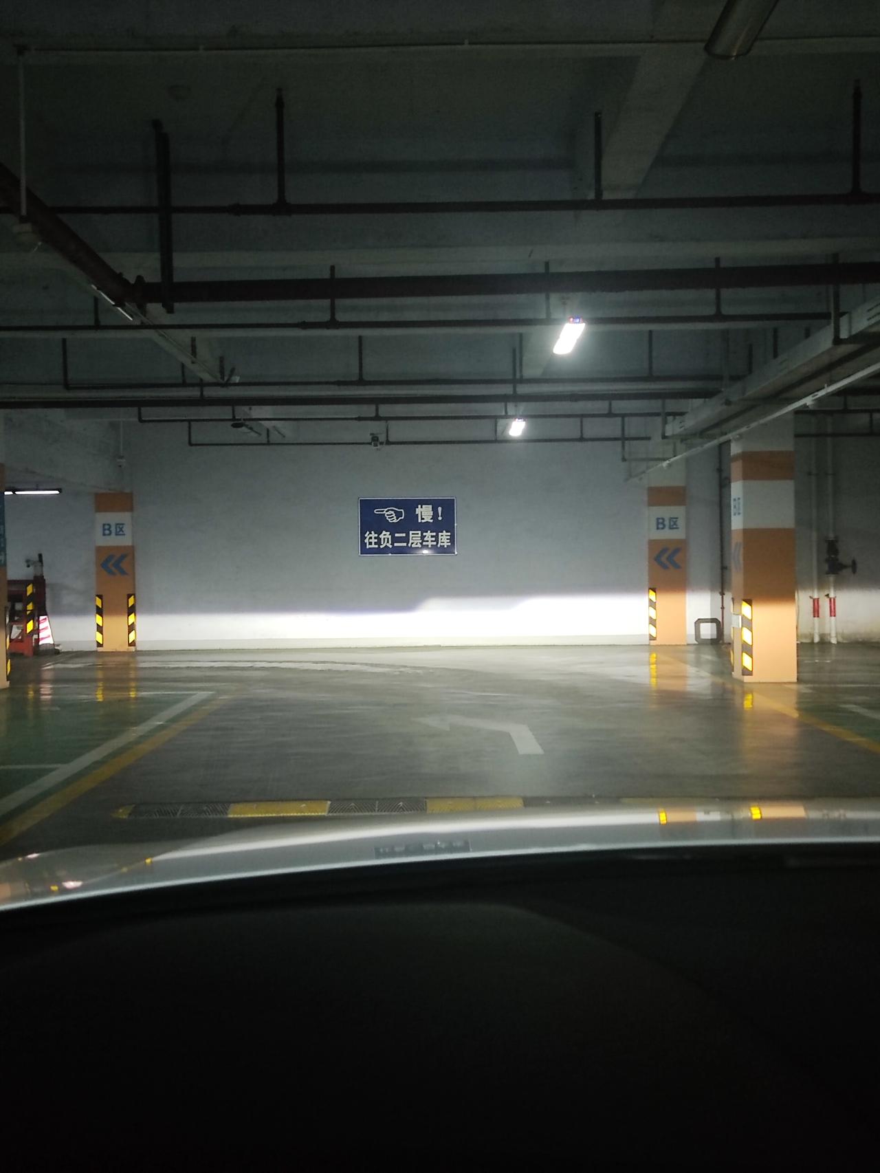 奥迪Q3 车灯高低正常吗11月底提的车，很多人说是厂家出厂就这！要不要调一下，左低右高