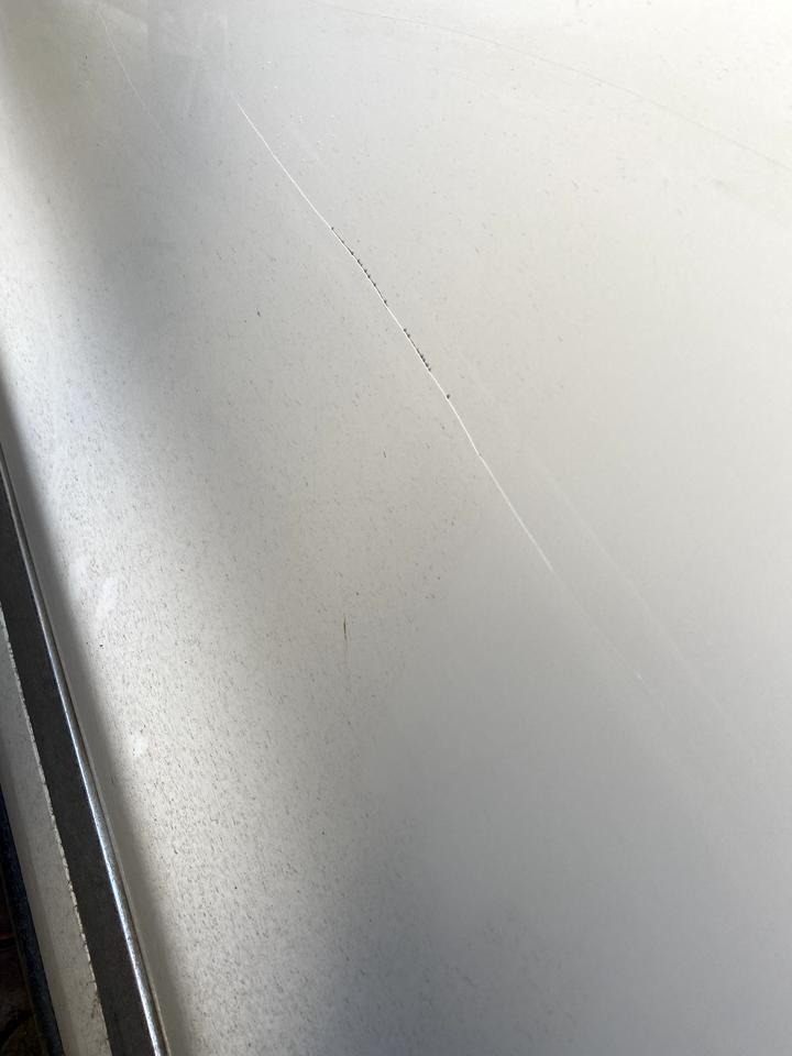 有没有老兄有瑞虎8珍珠白划痕自喷漆没色差的推荐的…… 唉车停在那里被恶意划了，划的最深的一道铁都露出来了