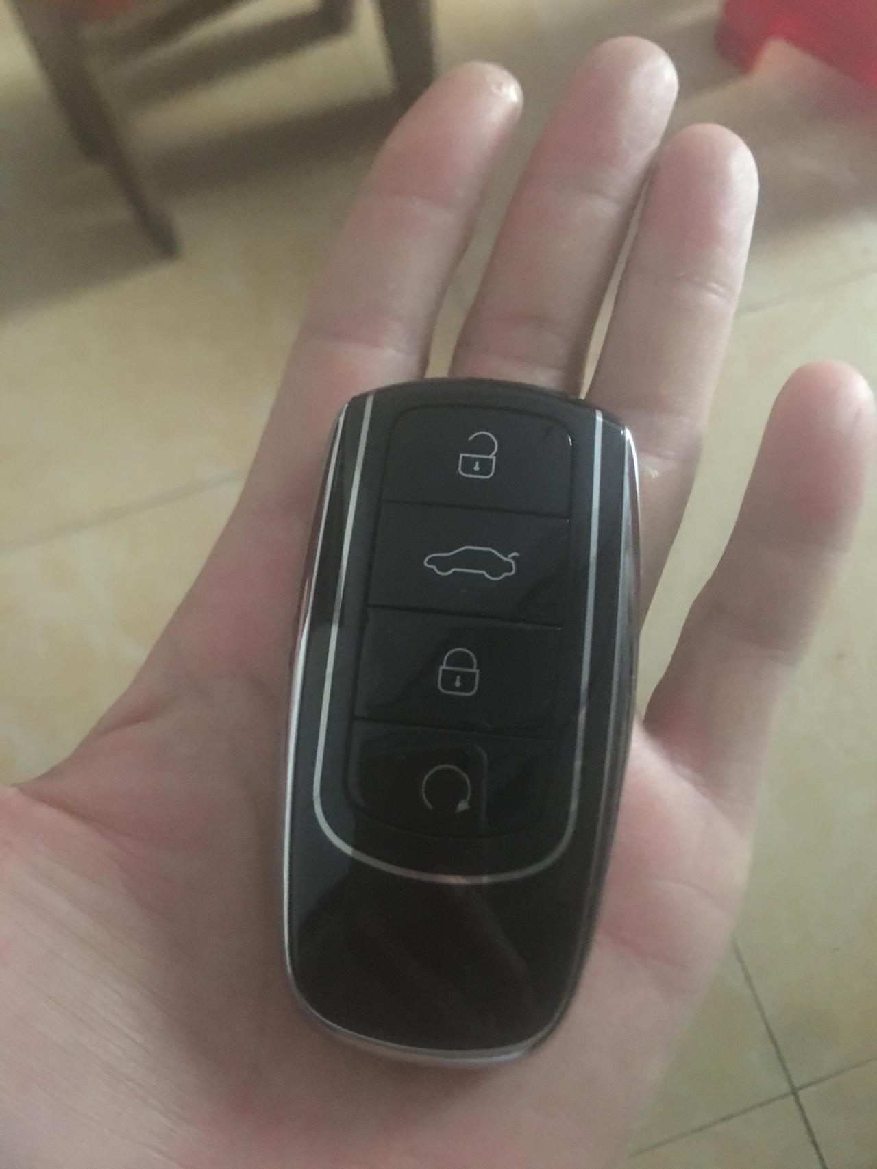 奇瑞瑞虎8 胸弟们，国庆提的23款虎8 7座。现在还没有配套的东西，请兄弟们回答以下问题：           1.你们