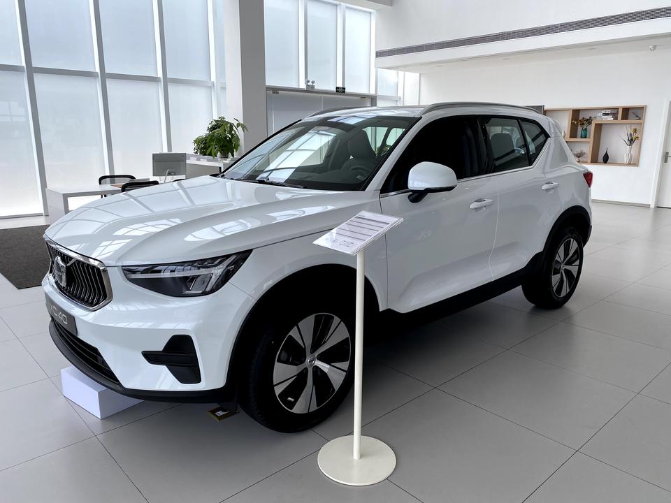 奥迪Q3 我妈买车二选一求问1.xc40 b3（23新款油耗降低，智能语音） 2.0T豪华版 裸车24.8➕购置税9%减