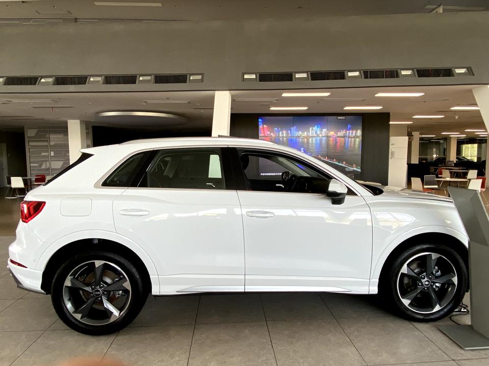 奥迪Q3 我妈买车二选一求问1.xc40 b3（23新款油耗降低，智能语音） 2.0T豪华版 裸车24.8➕购置税9%减