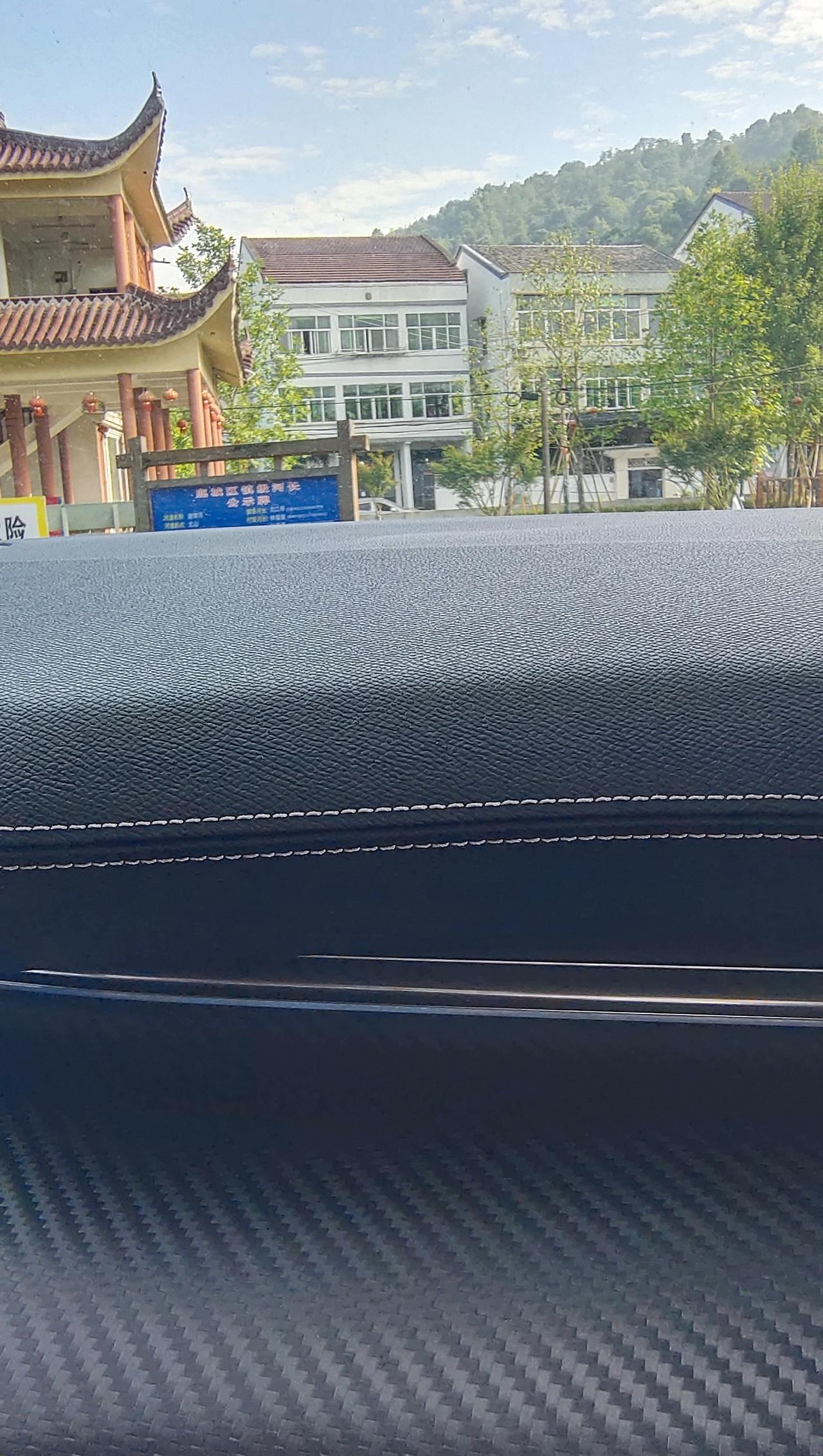 标致508L 你们副驾驶中控台 这个位置会不会这样  有点鼓包凹凸不平