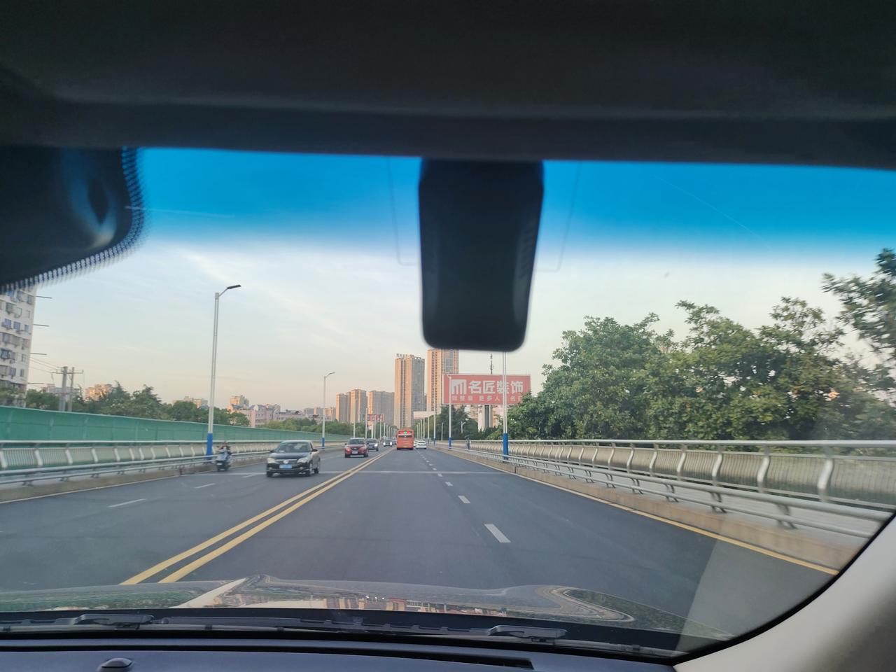 林肯航海家 请问你们四儿子店送的行车记录仪安装在副驾前面，是不是觉得很碍眼？（如图）