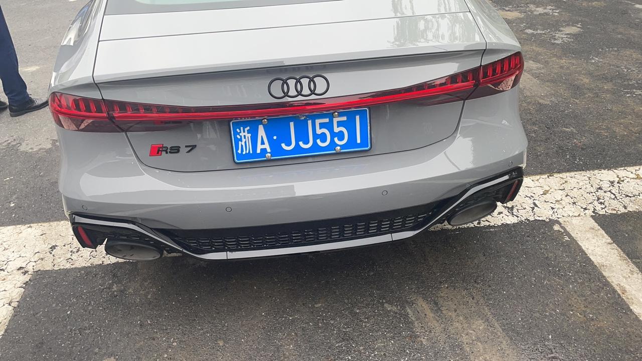 奥迪RS 7 杭州看了一下销售说要最少半年才有车 车真挺好的
