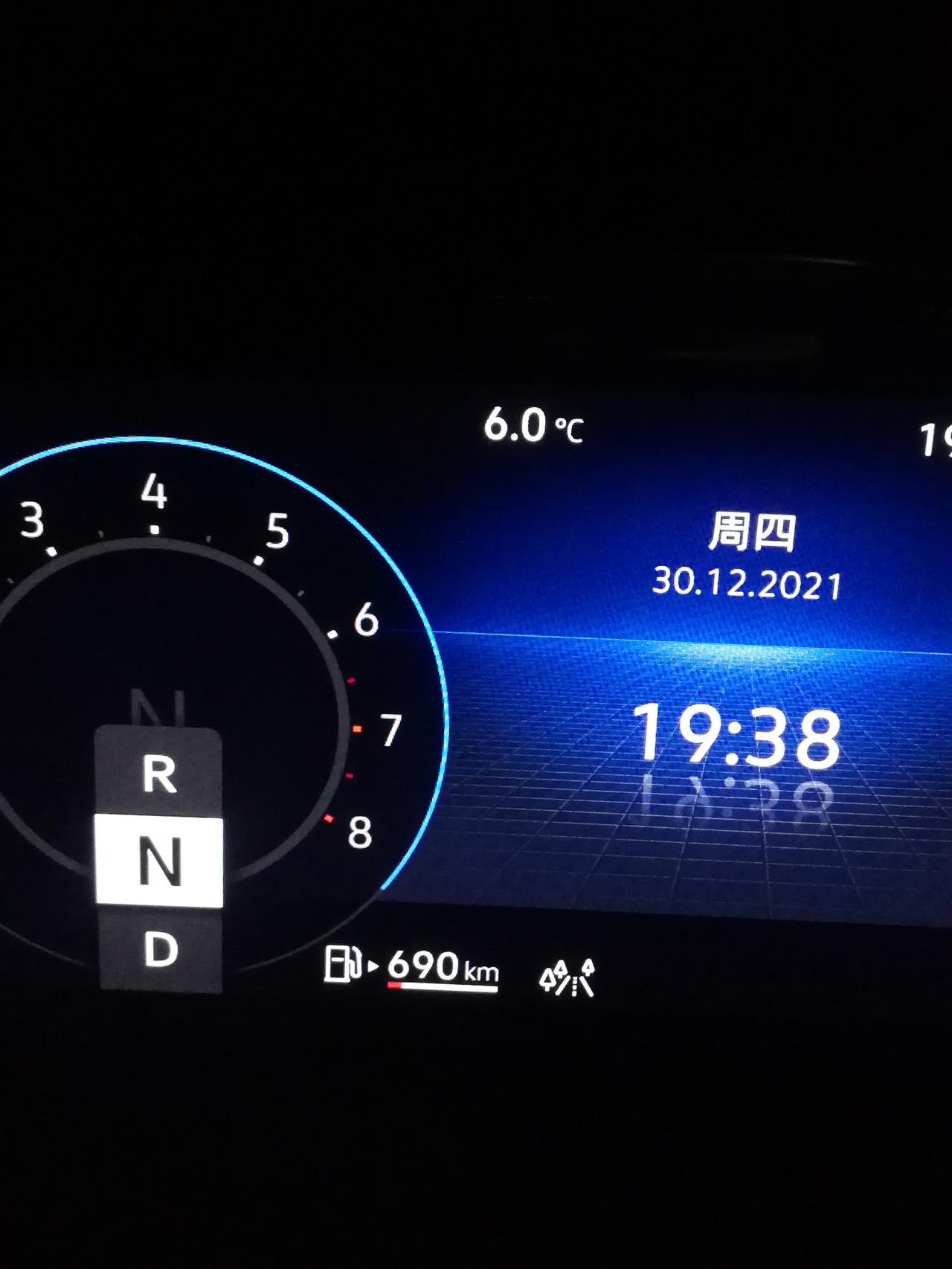 我的途昂（380四驱尊崇豪华版）新车刚提车一个多月，但是油箱加满后续航里程这里还是显示红色警示，有谁知道这是什么原因？