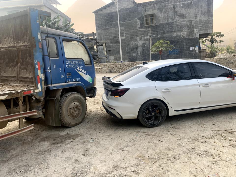 名爵6 尾翼有可以走保险吗？我这边报保险后说不可以报，说是加装的，在线求答
