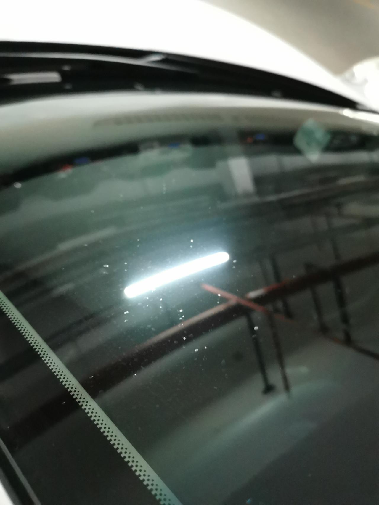 别克英朗 小区在外墙装修，然后车上粘了一些透明点点一样的东西，听说是胶。外面维修店说要抛光打蜡，才买一个月的车抛光会不会