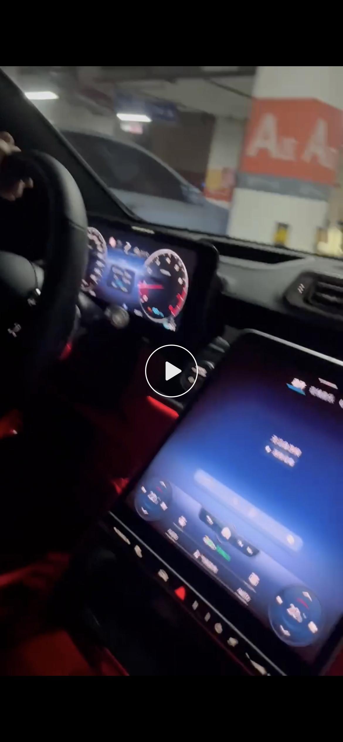 奔驰S级 为什么我的尊贵仪表盘不是白色的而是蓝色的的图1是别人的 图2是我的 有大哥知道吗？