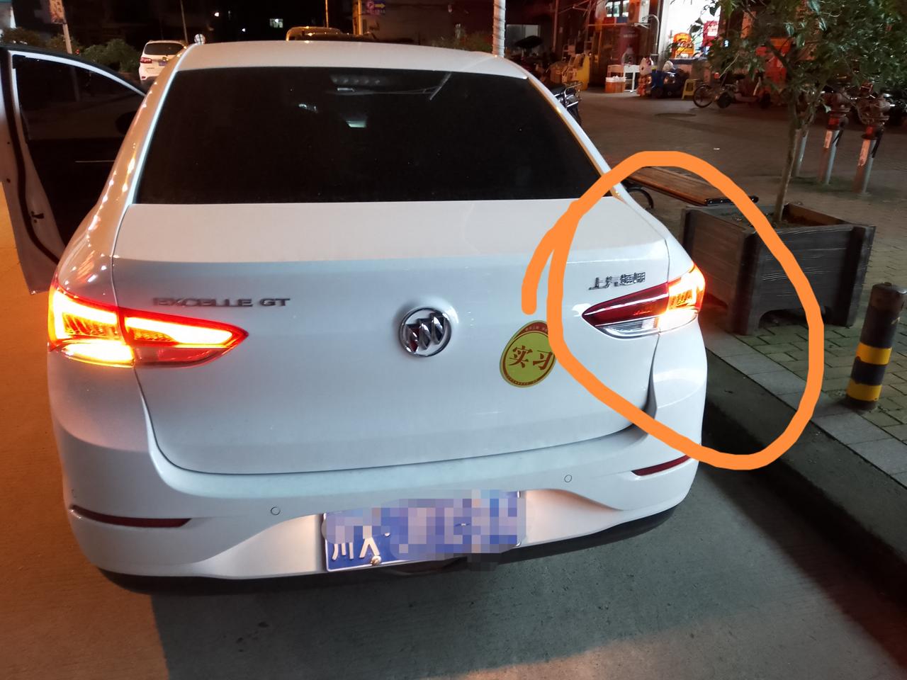 别克英朗 买了还没有一个月这个灯怎么不亮了才发现，什么情况啊，换个灯大概多少钱啊