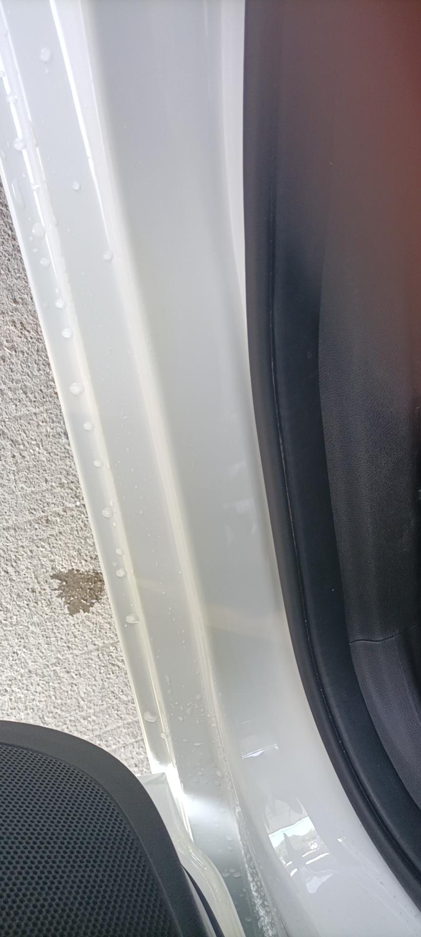 别克英朗 白色车子刚买2个月，门槛处白色钣金胶条接触的地方发黄怎么办