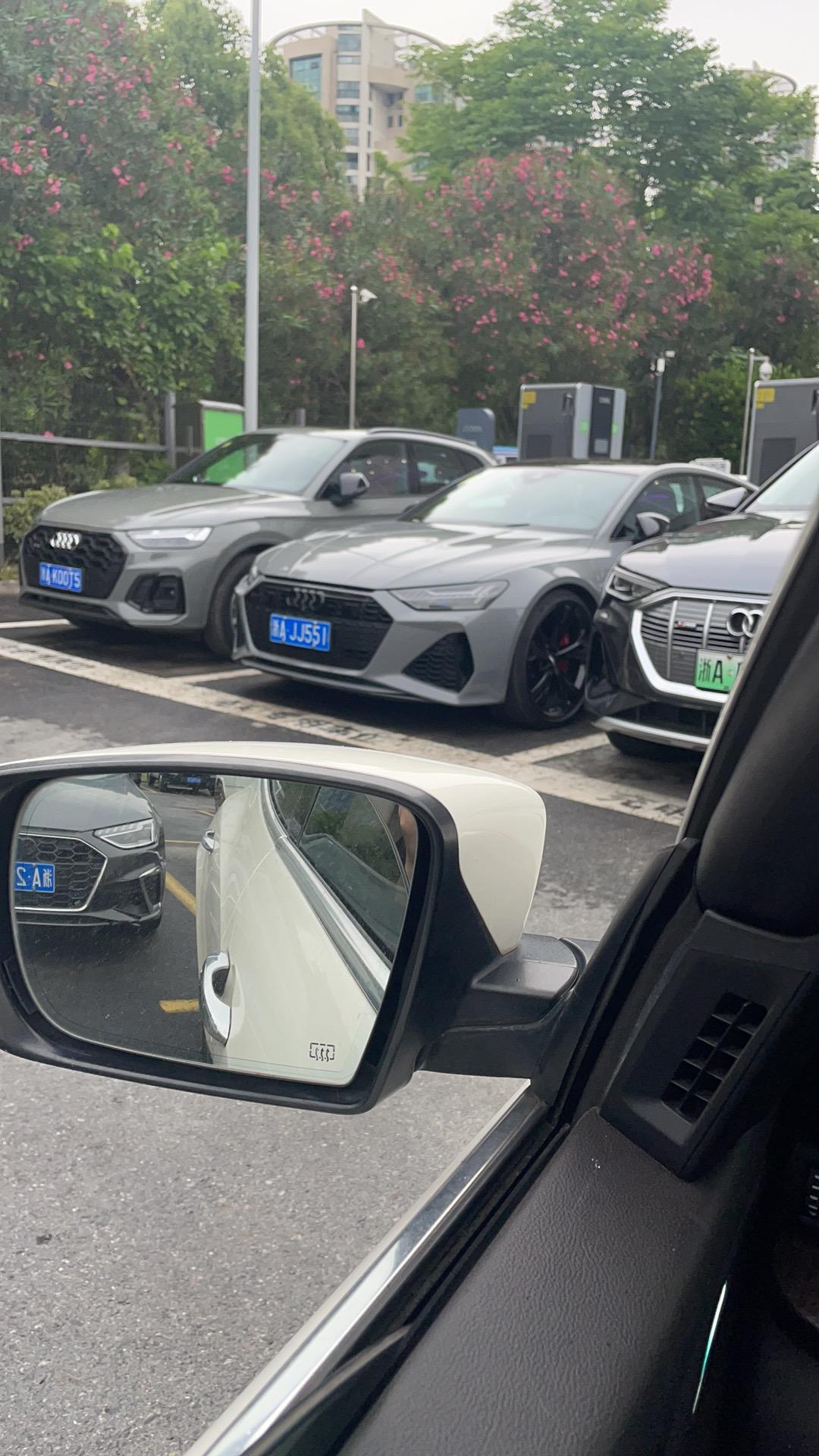 奥迪RS 7 杭州看了一下销售说要最少半年才有车 车真挺好的