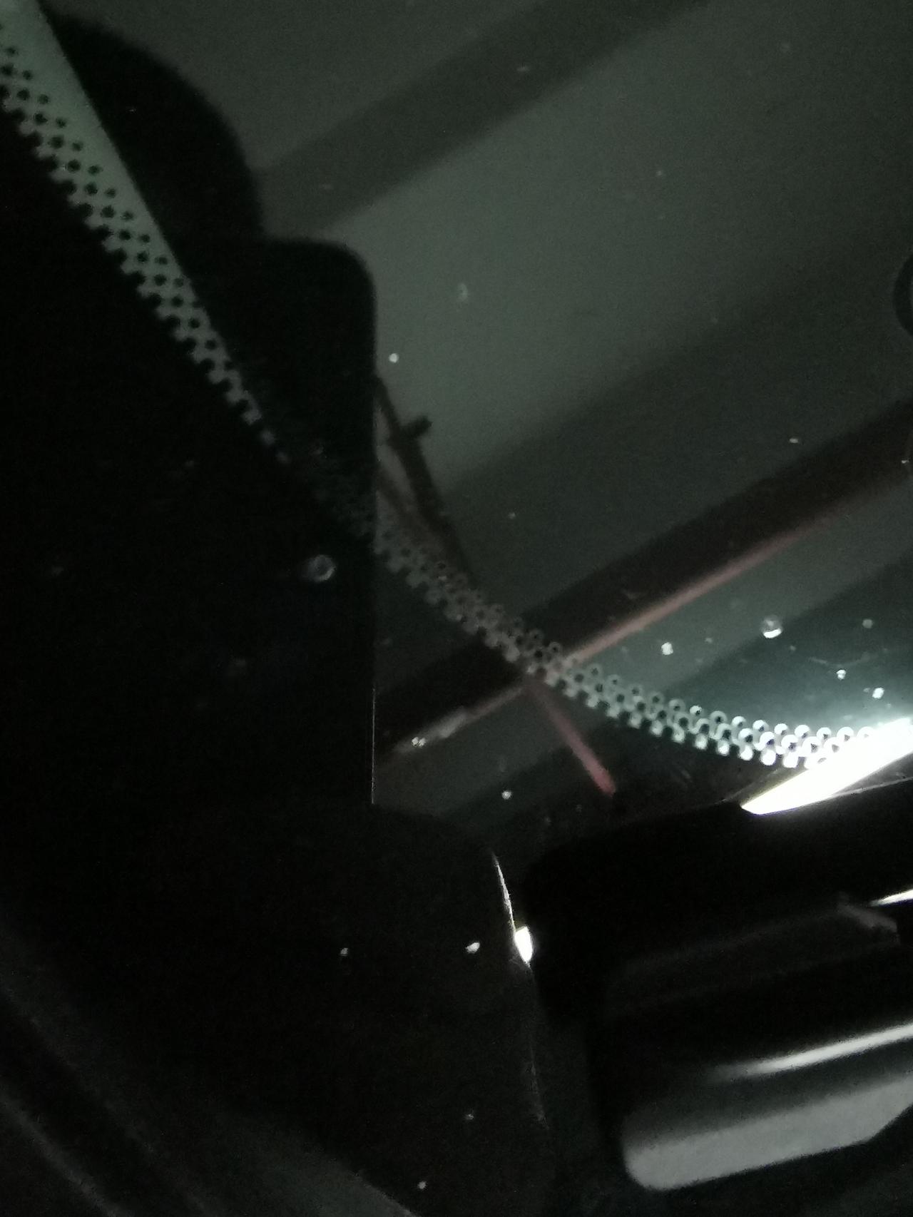 别克英朗 小区在外墙装修，然后车上粘了一些透明点点一样的东西，听说是胶。外面维修店说要抛光打蜡，才买一个月的车抛光会不会