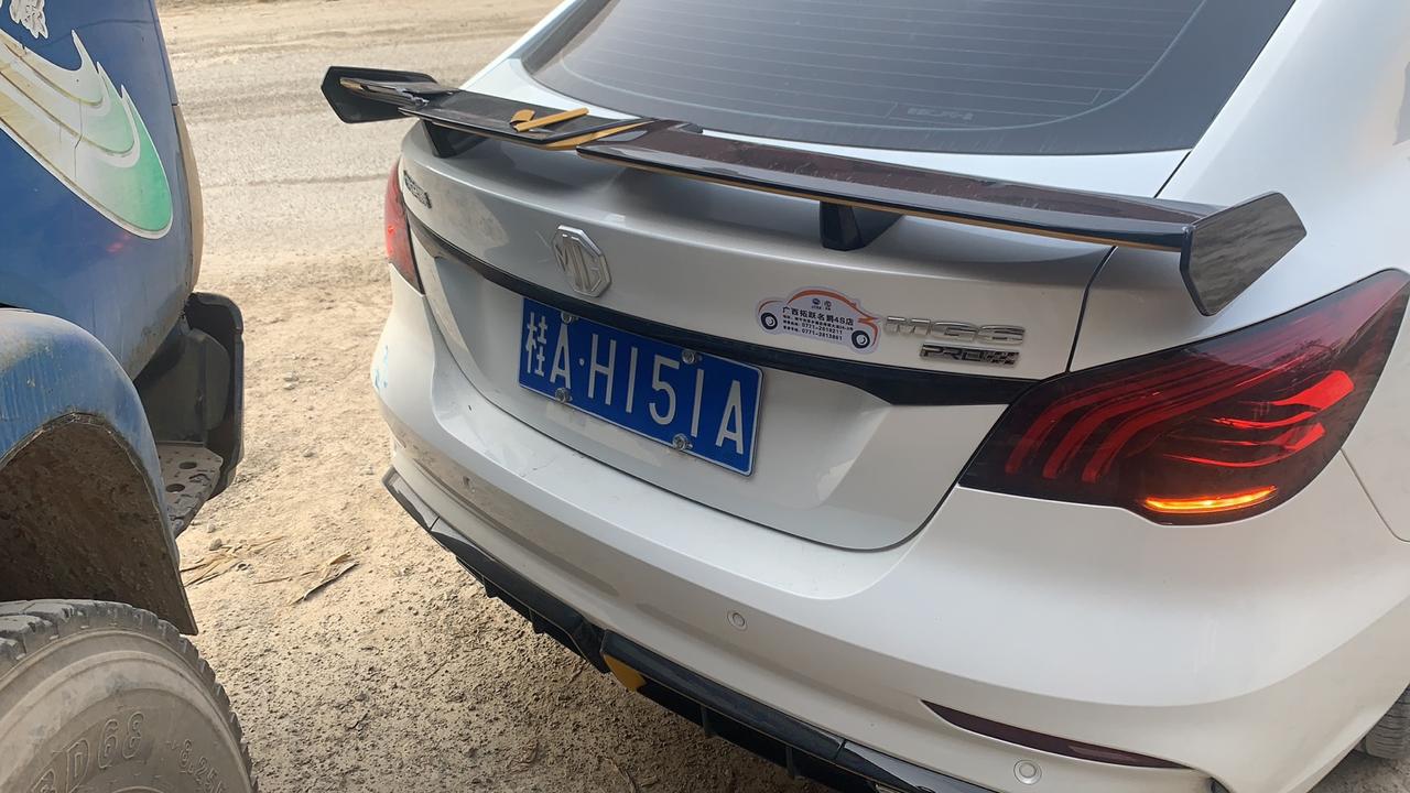 名爵6 尾翼有可以走保险吗？我这边报保险后说不可以报，说是加装的，在线求答
