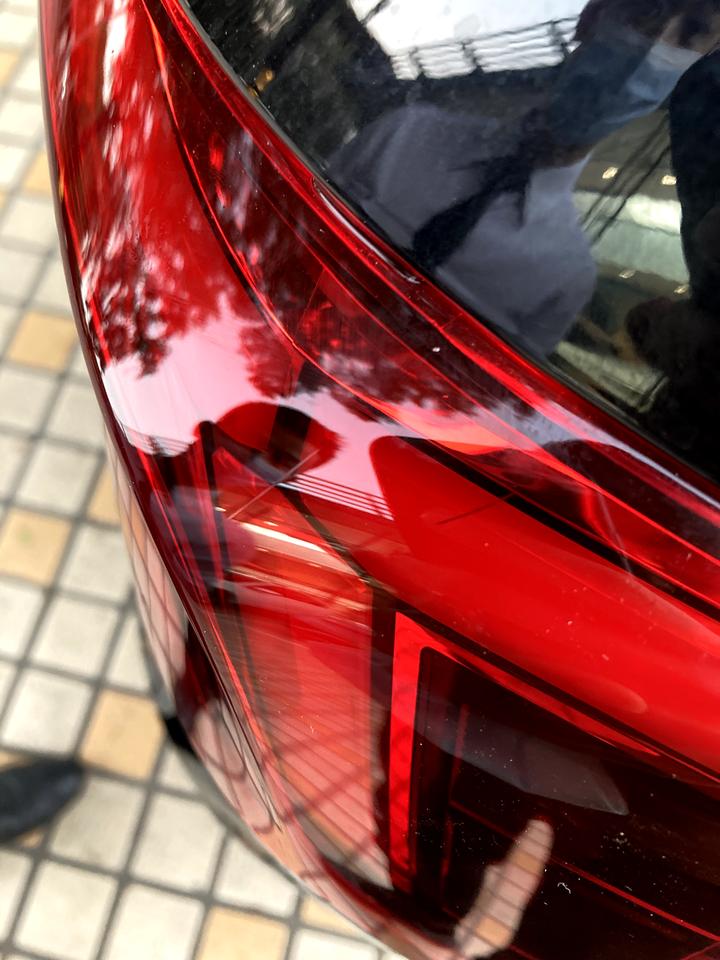 大众途昂 新车提车验车时尾灯内部有一点点裂？这该让4s店怎么处理，难道换灯？？