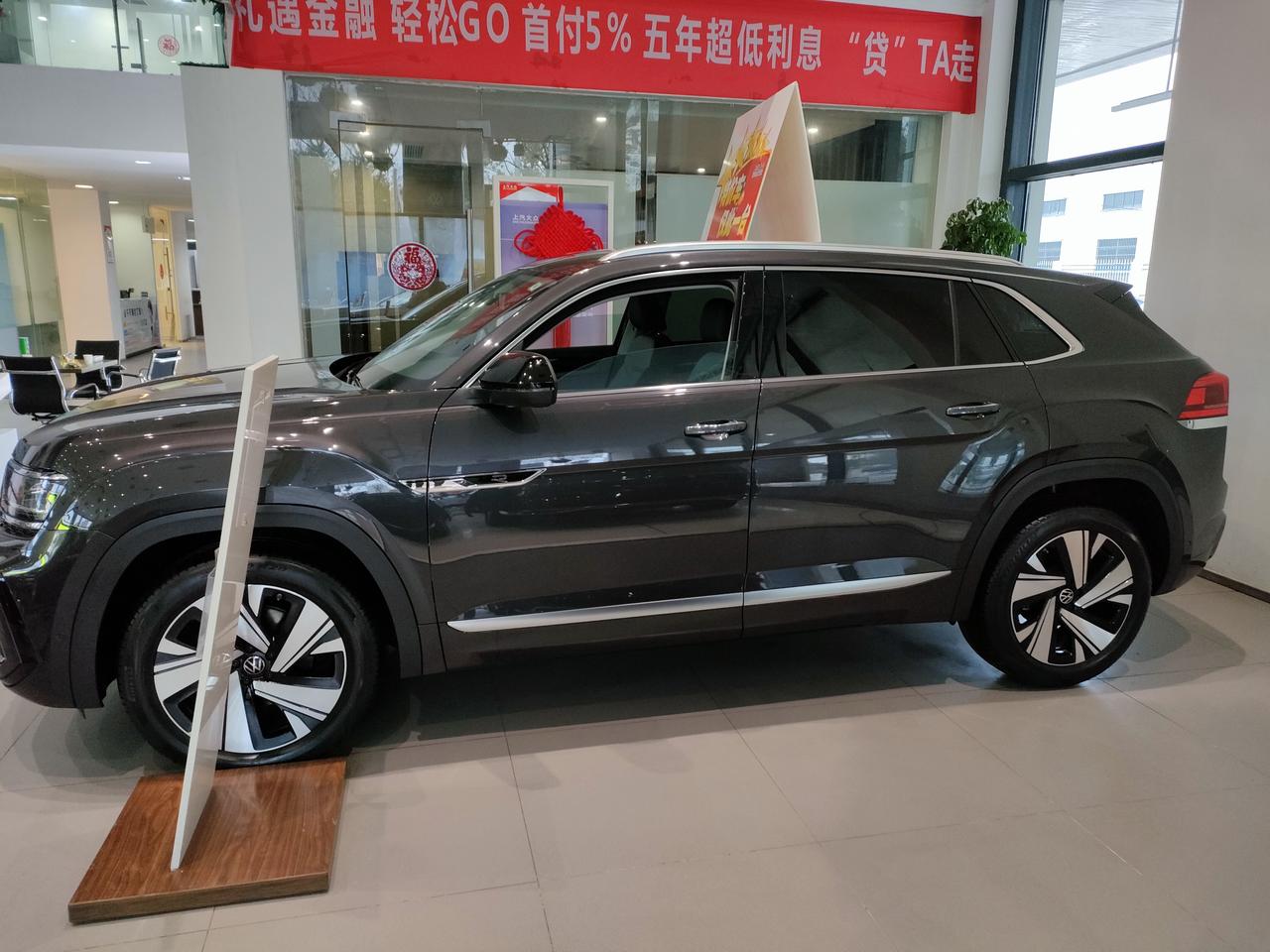 准备入手途昂X380尊崇豪华版，落地33万5千，包涵置换+补贴的1万6，展车，里程表10几公里，出厂6个月以内，送个36