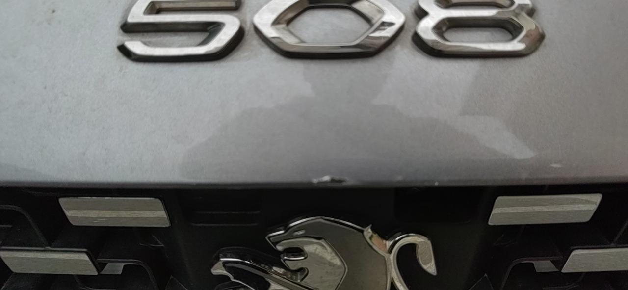 标致508L 有两个问题1.车机设置里，车速感应是个啥？2.车别刮了几个地方，有的看到黑色底部了，有的刮得浅还是白色的，