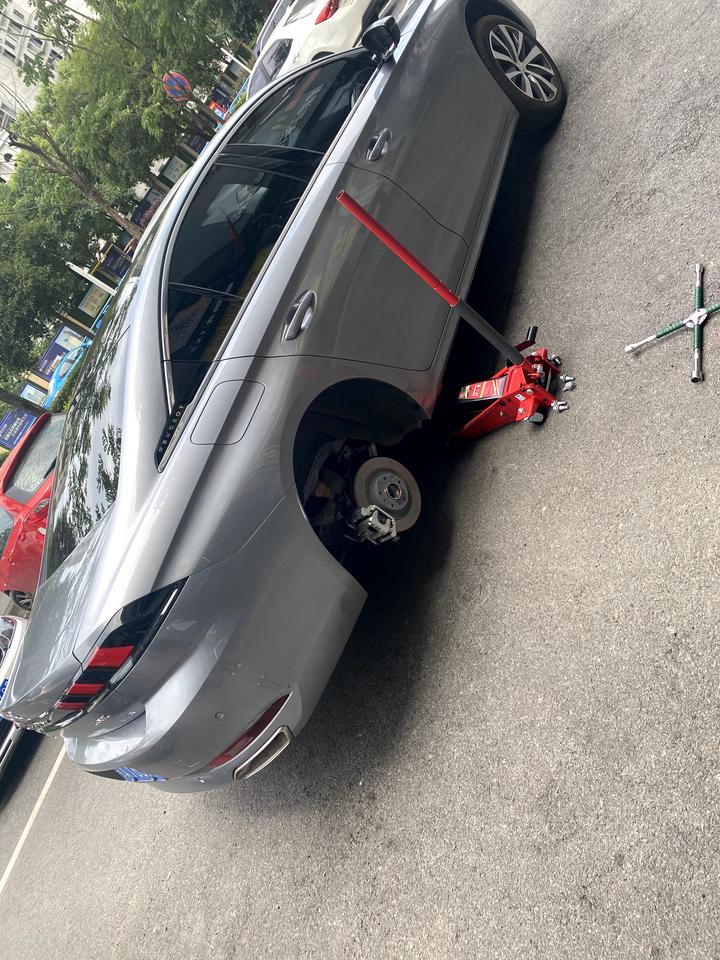标致508L 各位朋友们、想买个驭动的轮胎、去哪里买合适呀、在狮友汇里面看1200一个、有没有其他平台的