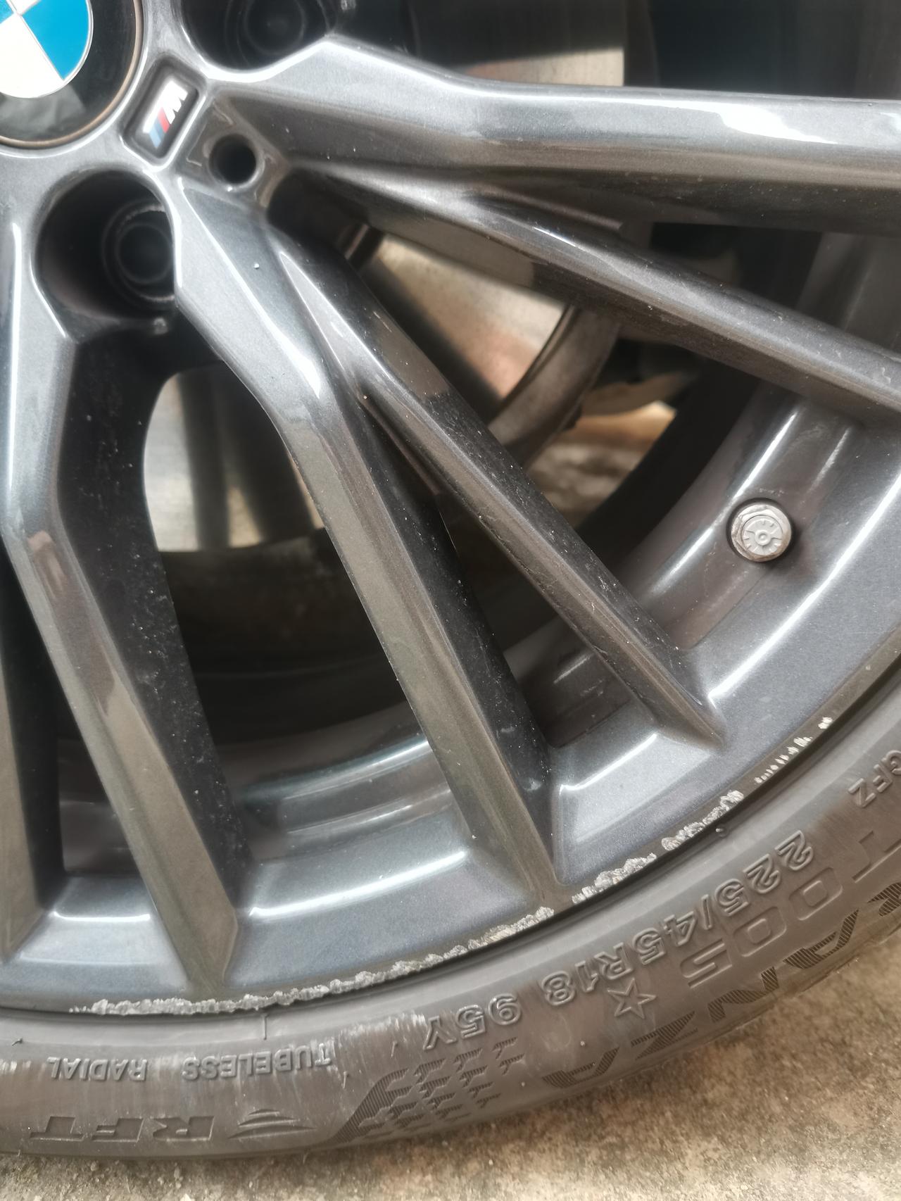宝马3系 请问轮毂边缘刮到了，怎么处理呢？如果去找个修理厂补下一般要多少？