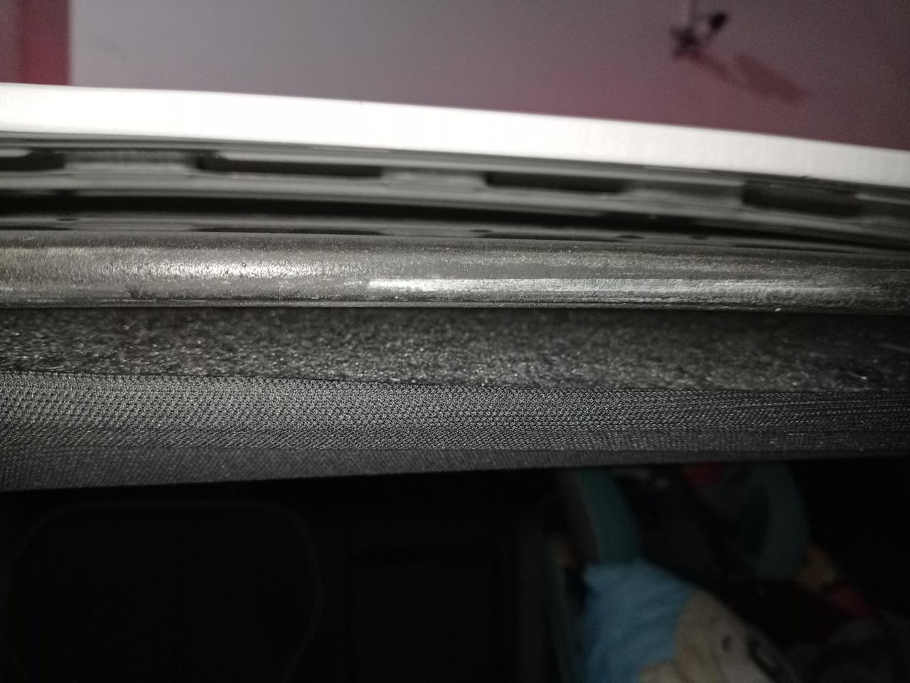 比亚迪秦PLUS DM-i 前辈们，请问一下你们天窗的胶条上有喷漆的痕迹吗？是不是是修复过的？还是正常的？