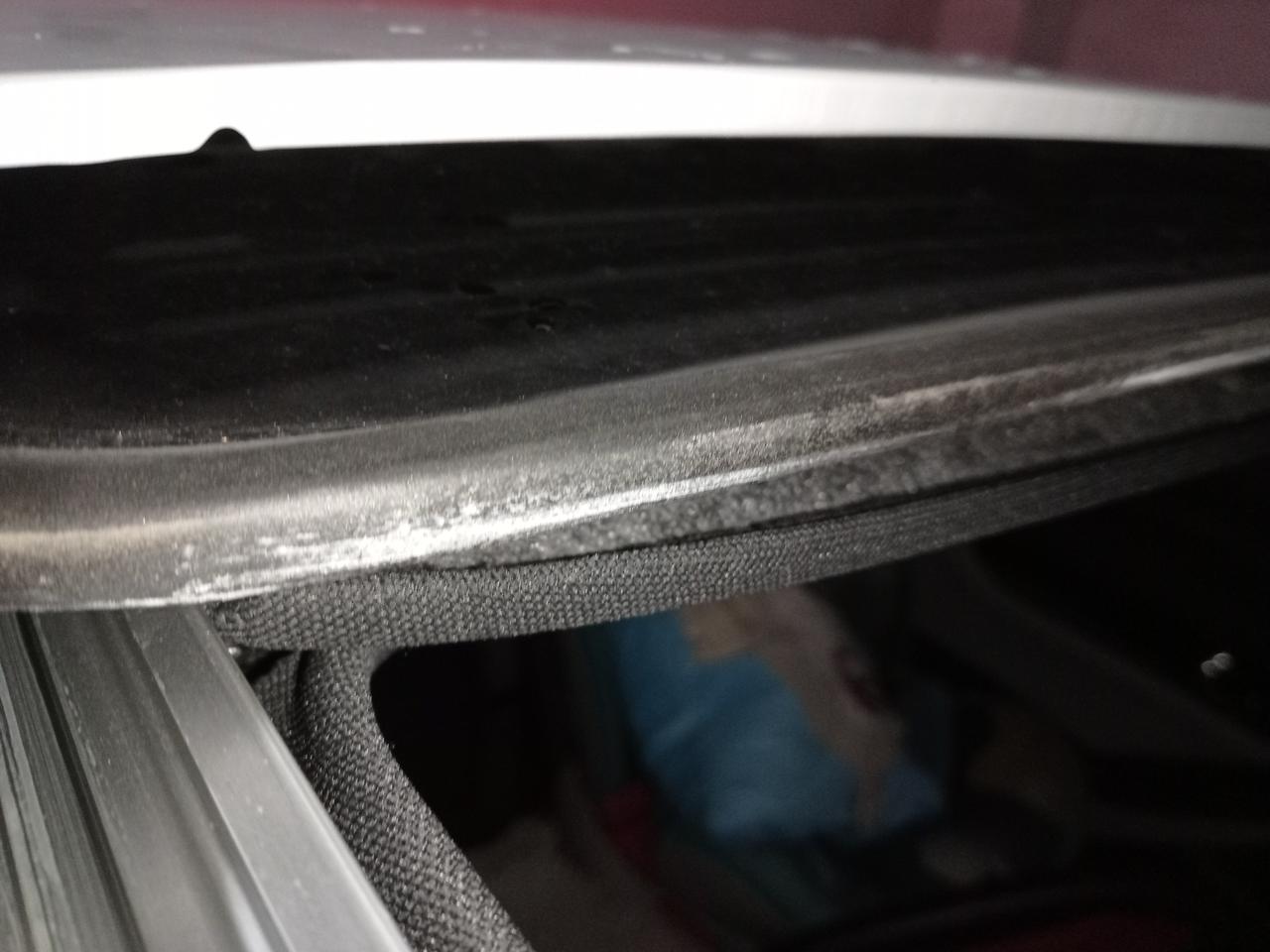 比亚迪秦PLUS DM-i 前辈们，请问一下你们天窗的胶条上有喷漆的痕迹吗？是不是是修复过的？还是正常的？