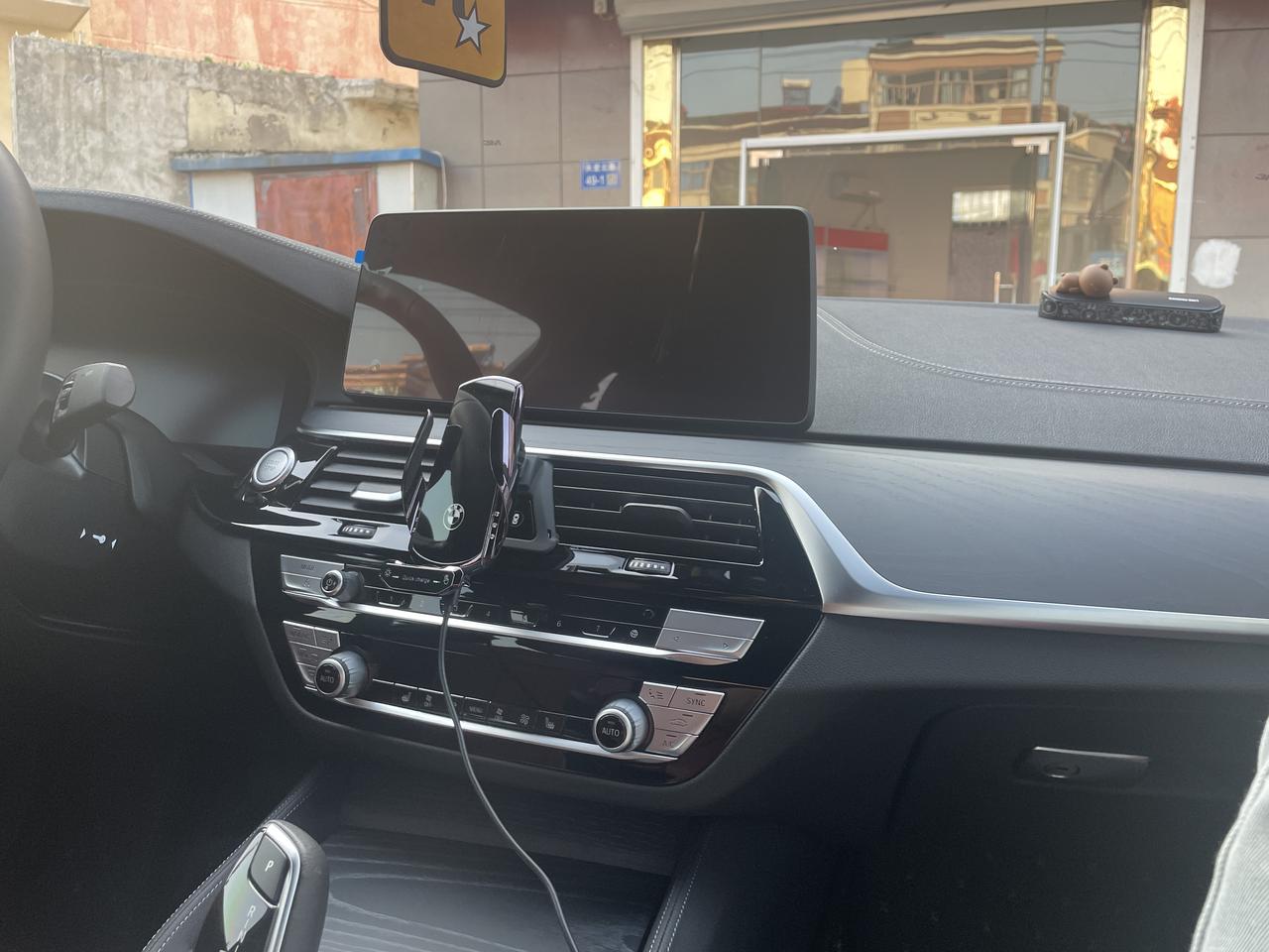 宝马5系PHEV 你们的中控异响严重吗？ 我的停着 都响 好像有什么裂开一样……